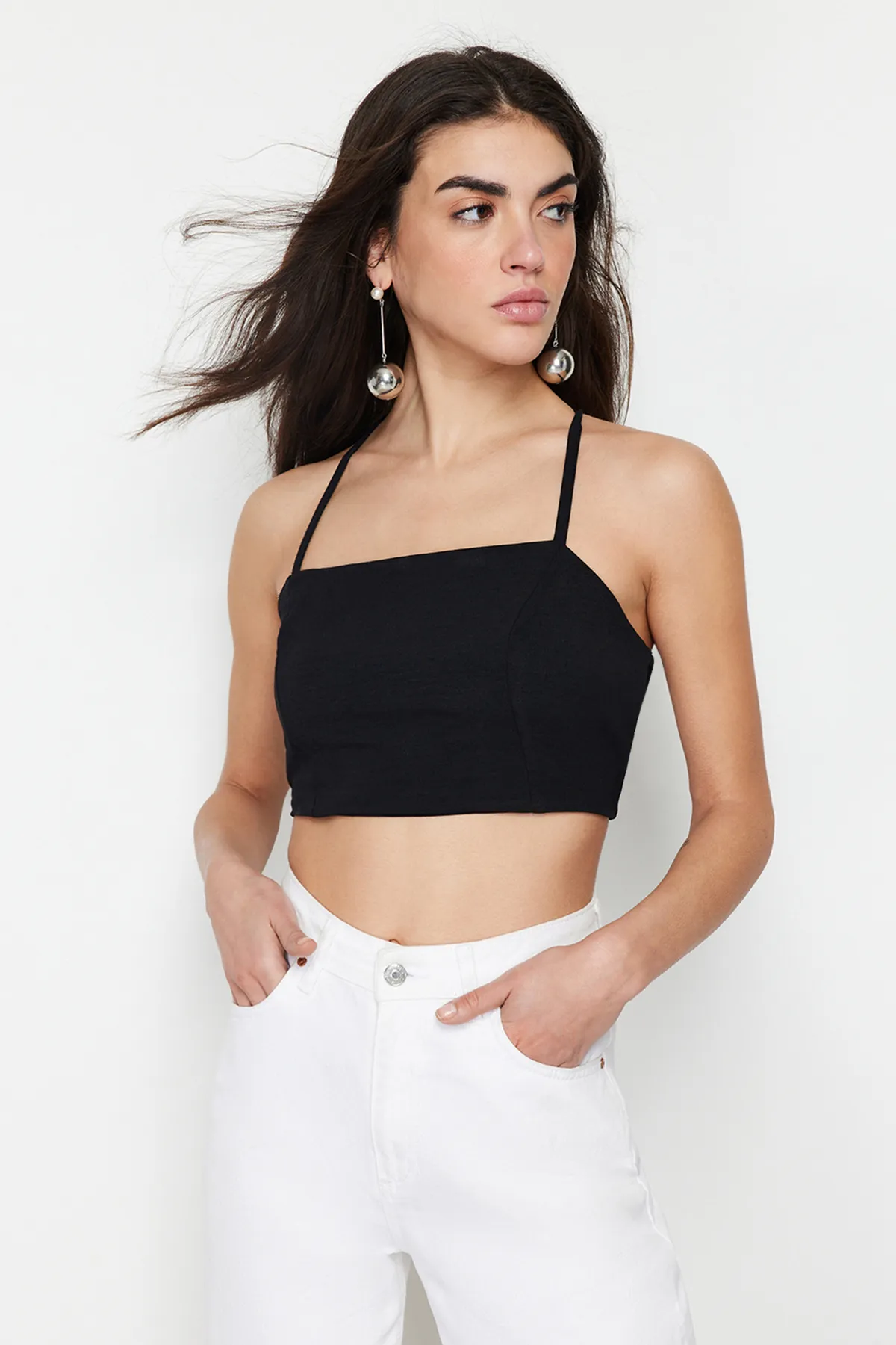 Trendyol Collection  Schwarze, bauchfreie, rückenfreie, gebundene Webbluse TWOSS24BZ00357