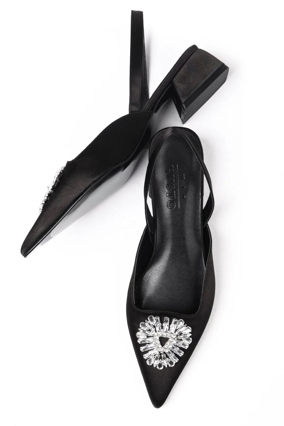Mio Gusto  Claudia Damenschuhe mit kurzem Absatz und schwarzer Kristallsteinschnalle und offener Rückseite aus Satinstoff