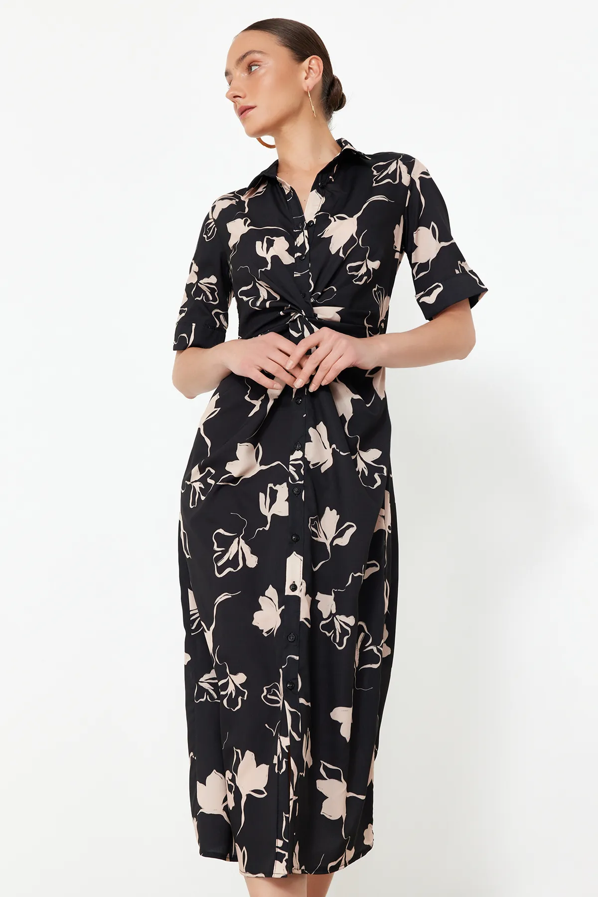 Trendyol Collection  Schwarzes, gewebtes Hemdkleid mit Raffung und Detail TWOSS21EL1018