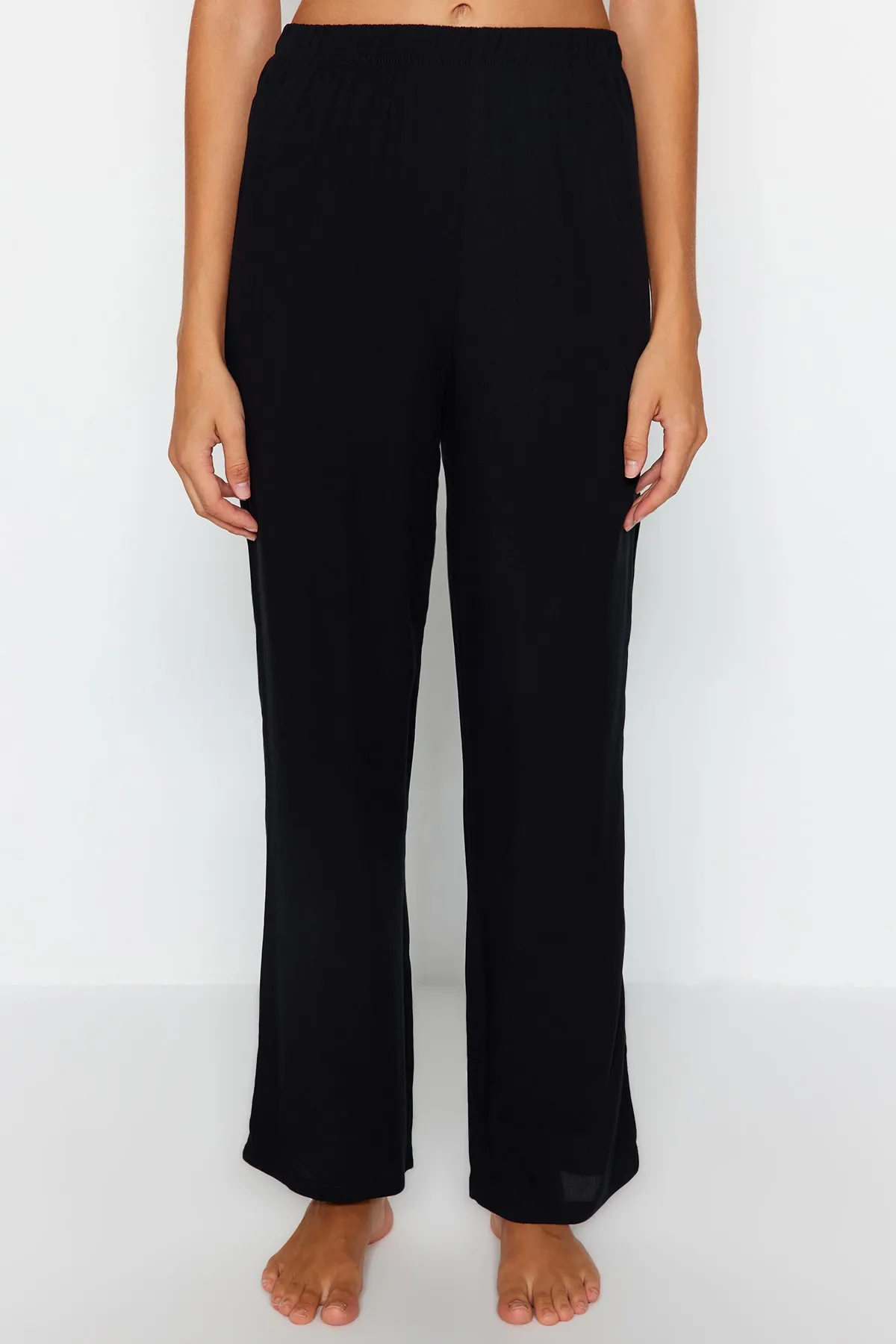 Trendyol Collection  Schwarzes 2-teiliges, geripptes Viskose-Morgenmantel-Pyjama-Unterteil, gewebtes Pyjama-Set THMAW24PT00074