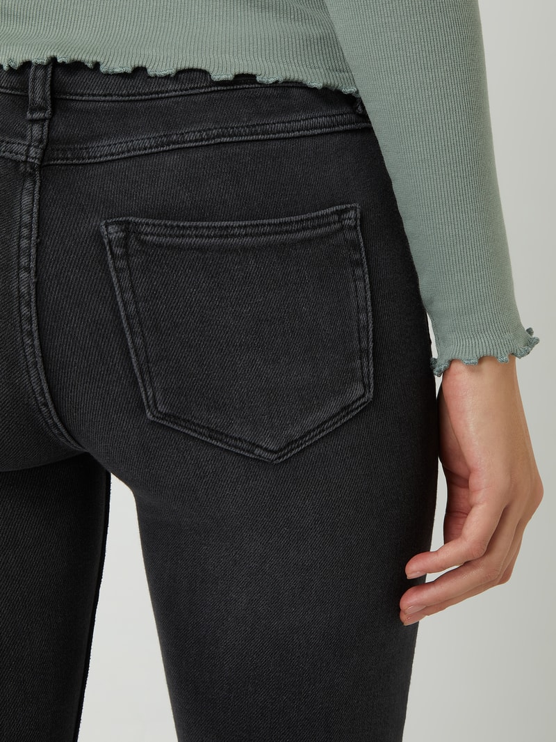Skinny Fit Jeans mit Stretch-Anteil in schwarz