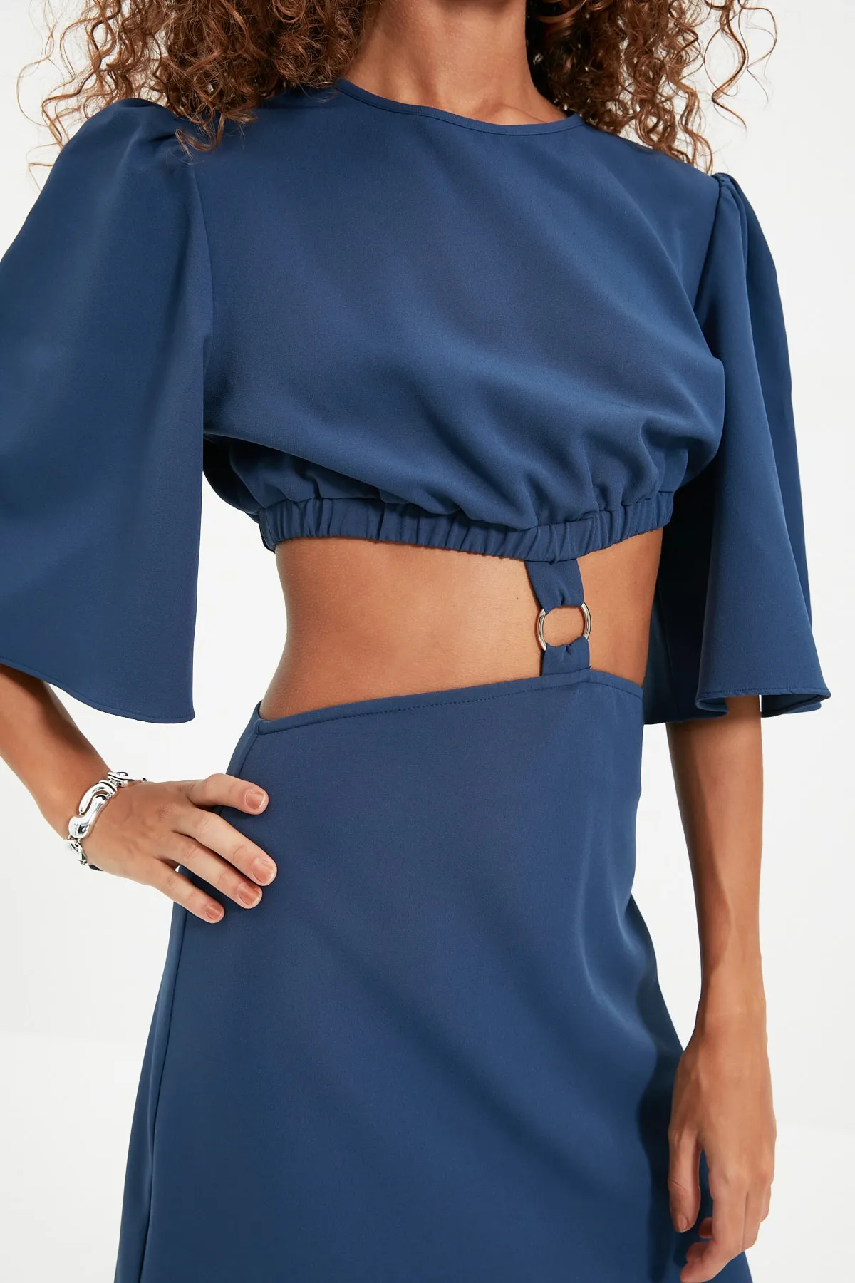 Trendyol Collection  Indigofarbenes, detailliertes Webkleid mit Cut-Outs TWOAW22EL0468