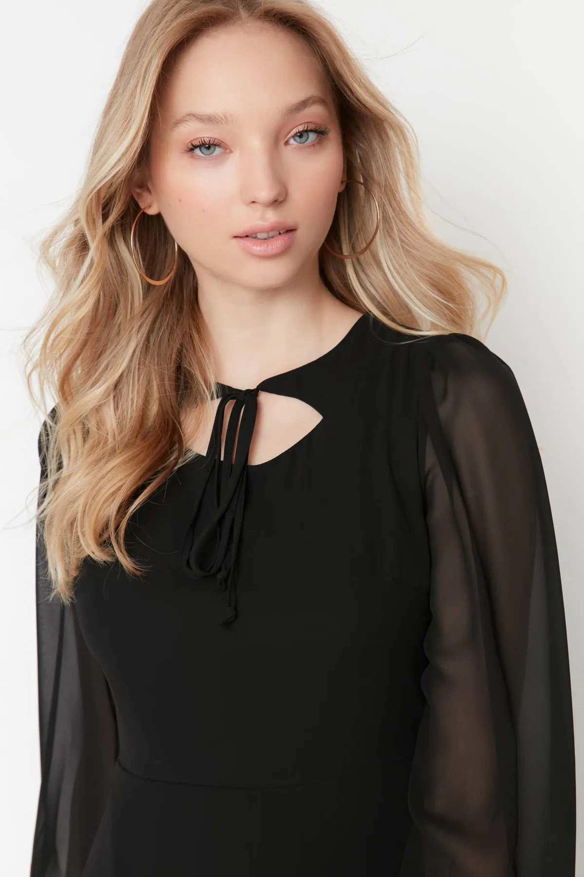 Trendyol Collection  Schwarzes, detailliertes Webkleid mit Kragen TWOAW23EL01087