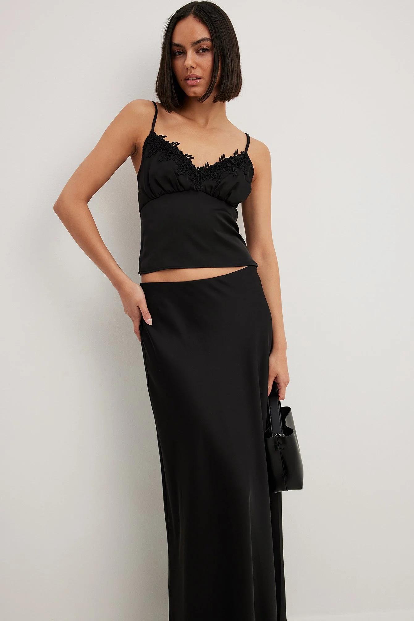 Cropped-Top aus Satin mit Spitze