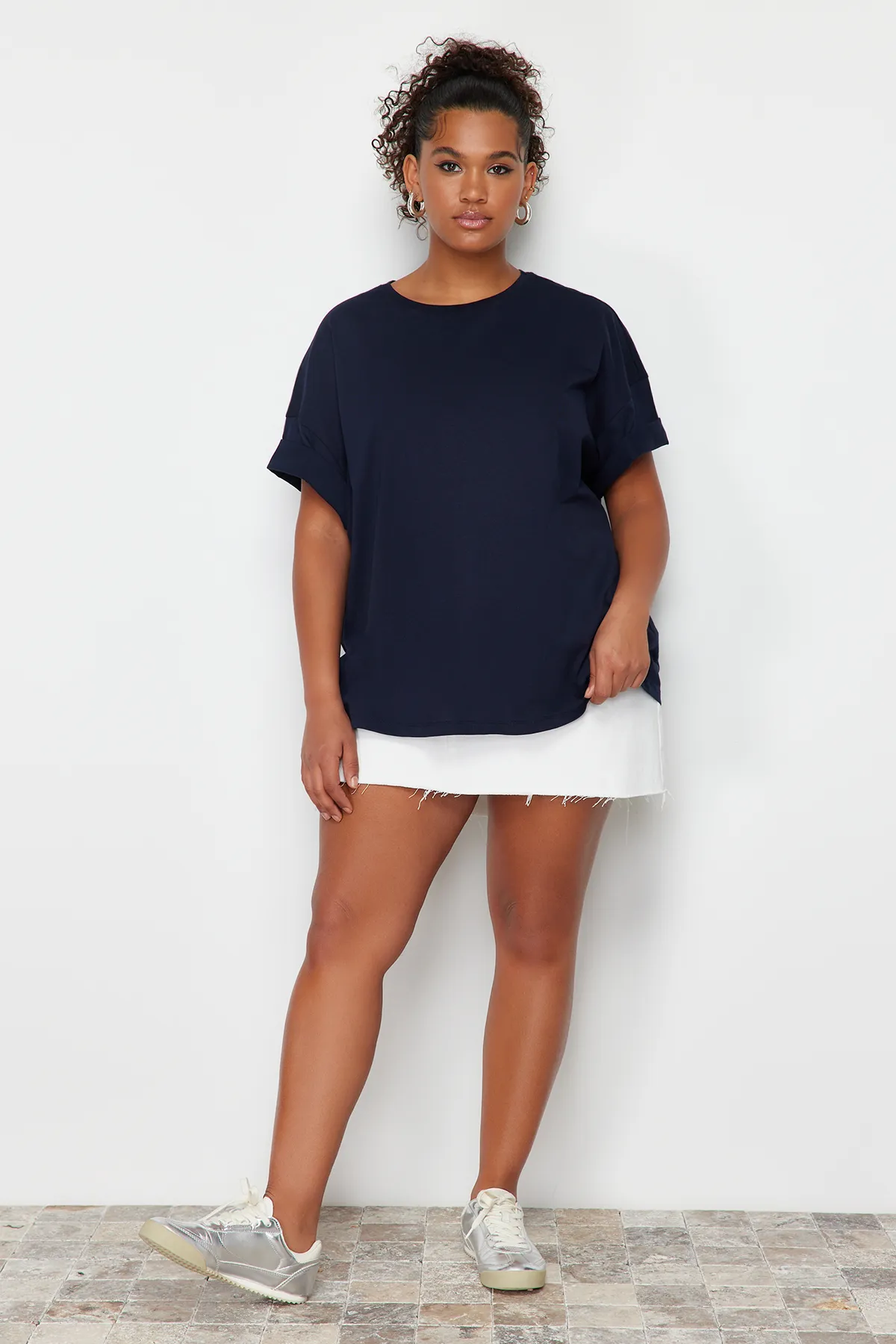 Trendyol Curve  Marineblaues Strick-T-Shirt mit Rundhalsausschnitt, 100 % Baumwolle, hinten bedruckt, entspannt/weit, entspannte Passform, TBBSS24BF00025