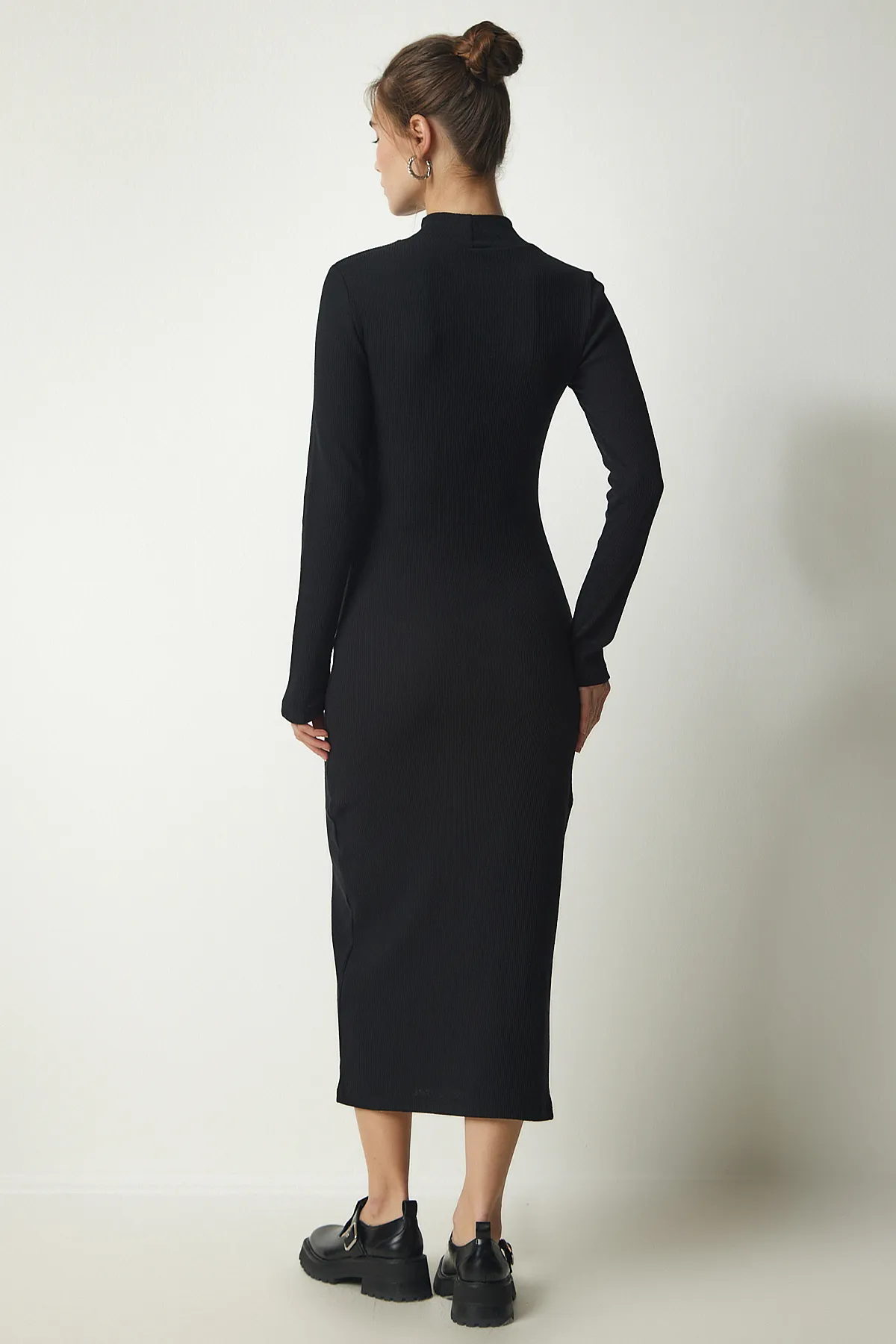 Happiness İstanbul  Schwarzes Camisole-Kleid mit hohem Kragen und Schlitz für Damen UB00198
