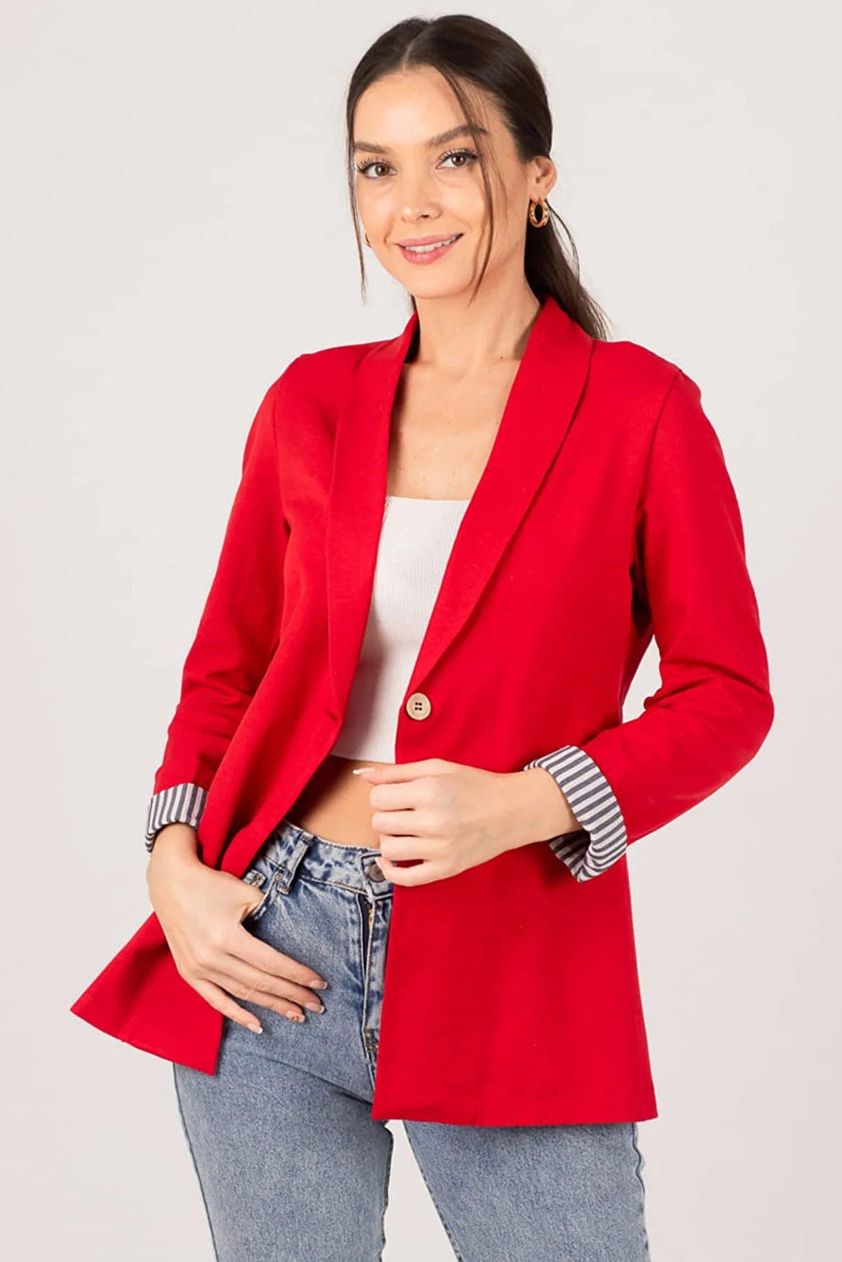 armonika  Gestreifte Damenjacke mit roten Ärmeln und einem Knopf ARM-22K001122