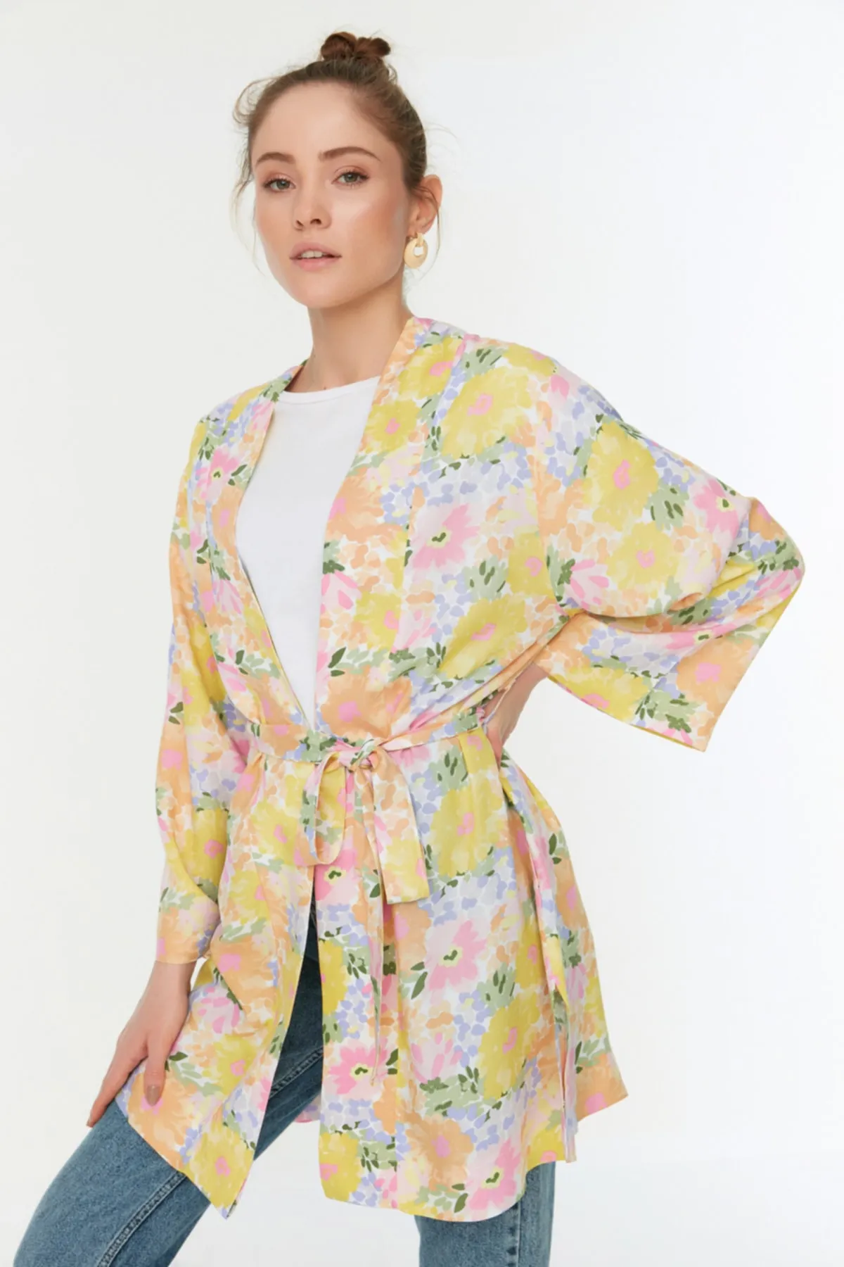 Trendyol Modest  Mehrfarbiger, floral gemusterter Kimono und Kaftan mit Bindedetail und Taschen TCTSS21KK0004