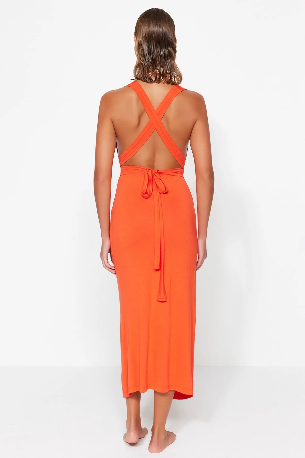 Trendyol Collection  Rotes, detailliertes, langes Strandkleid mit Ausschnitten TBESS22EL1459
