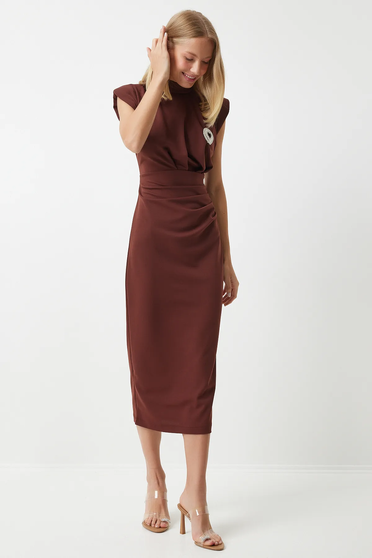 Happiness İstanbul  Braunes Strickkleid mit Brosche und Raffung - DE00029