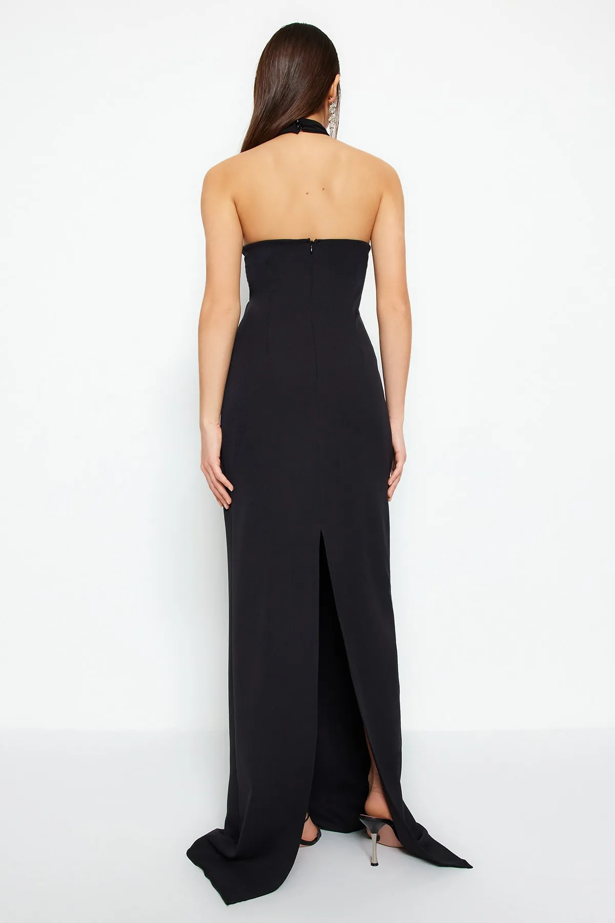 Trendyol Collection  Schwarzes langes Abendkleid mit gewebtem Fenster/Ausschnitt-Detail TPRSS23AE00189