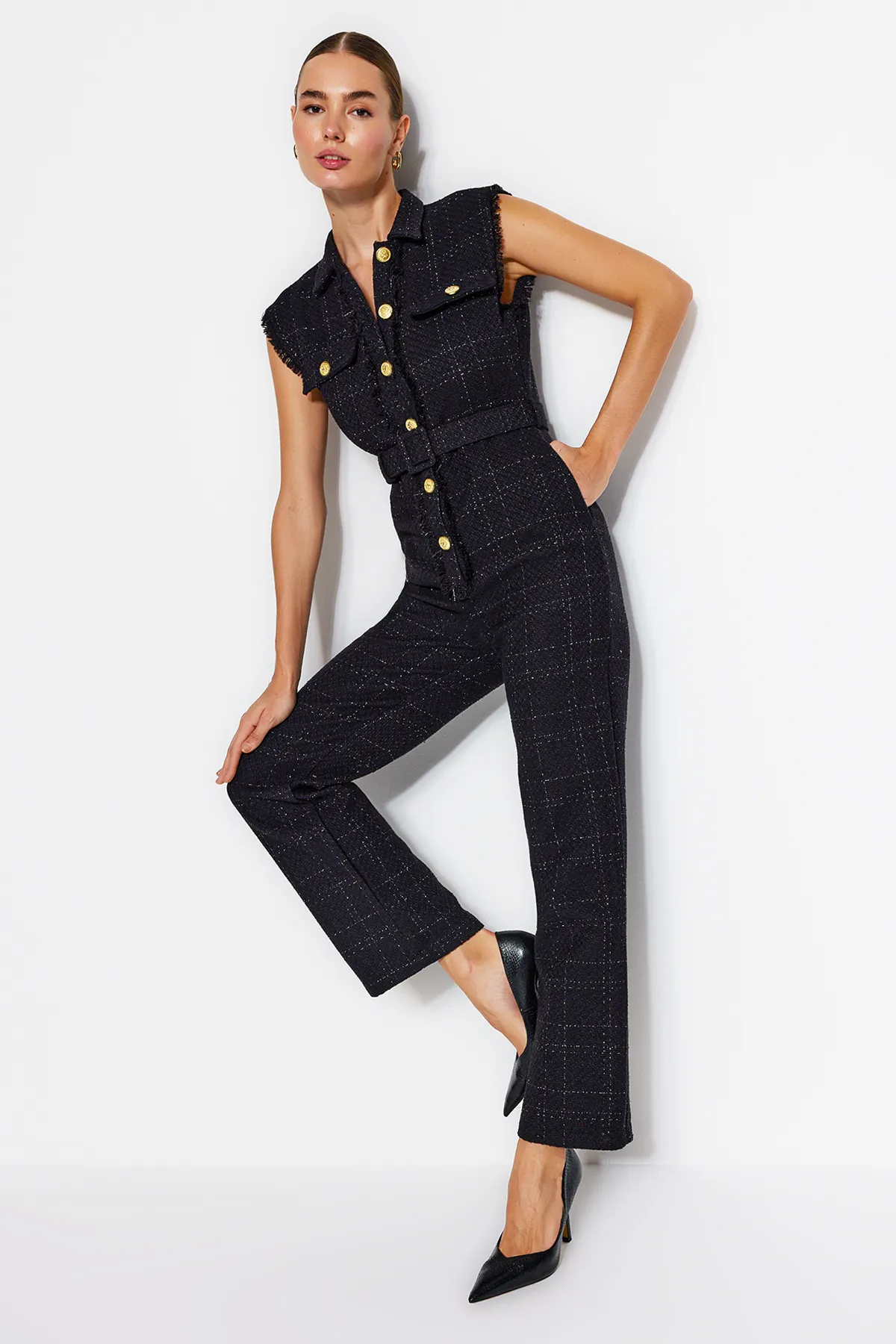 Trendyol Collection  Schwarzer, gewebter Tweed-Jumpsuit mit Hemdkragen und Knopfdetail und Gürtel TWOAW24TU00013