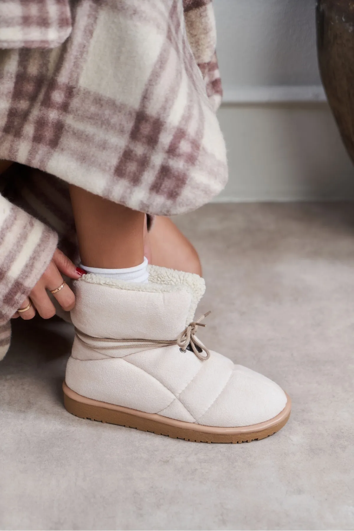 NİŞANTAŞI SHOES  Lilia Beige Wildleder-Fellgefütterte Damenstiefel mit flacher Sohle