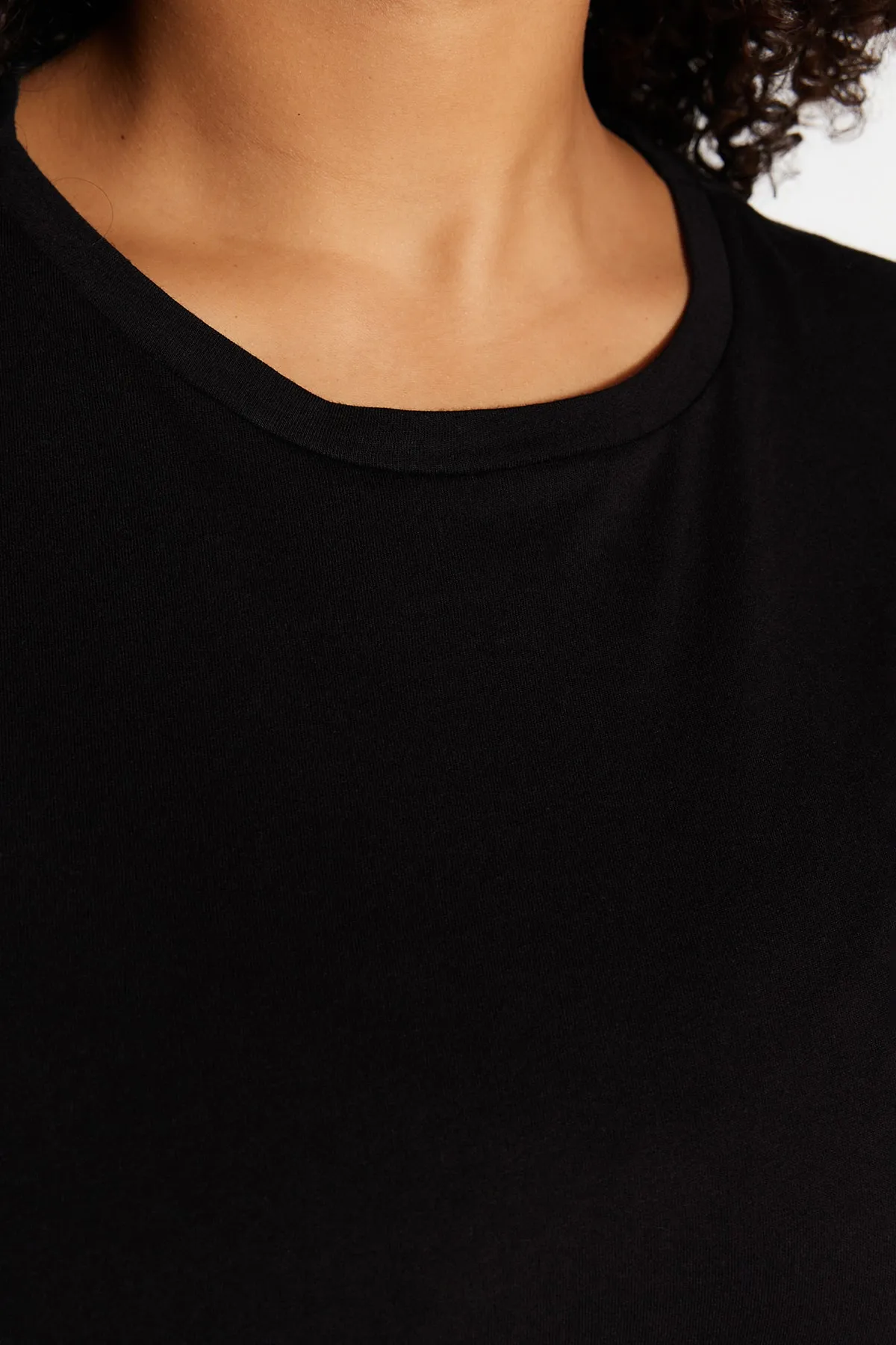 Trendyol Curve  Schwarzes Basic-Strick-T-Shirt mit Rundhalsausschnitt TBSSS22TS0733