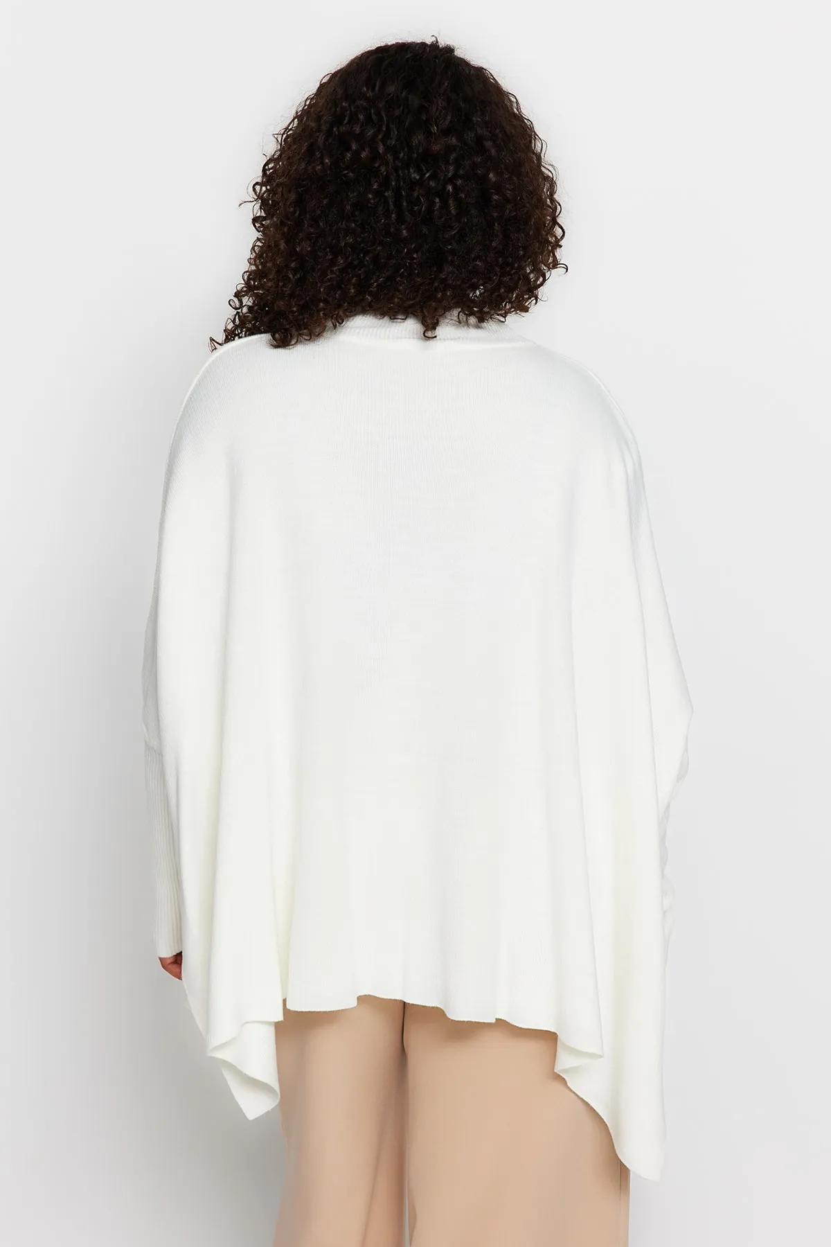Trendyol Curve  Ecrufarbener, geschlitzter, detaillierter Strickpullover