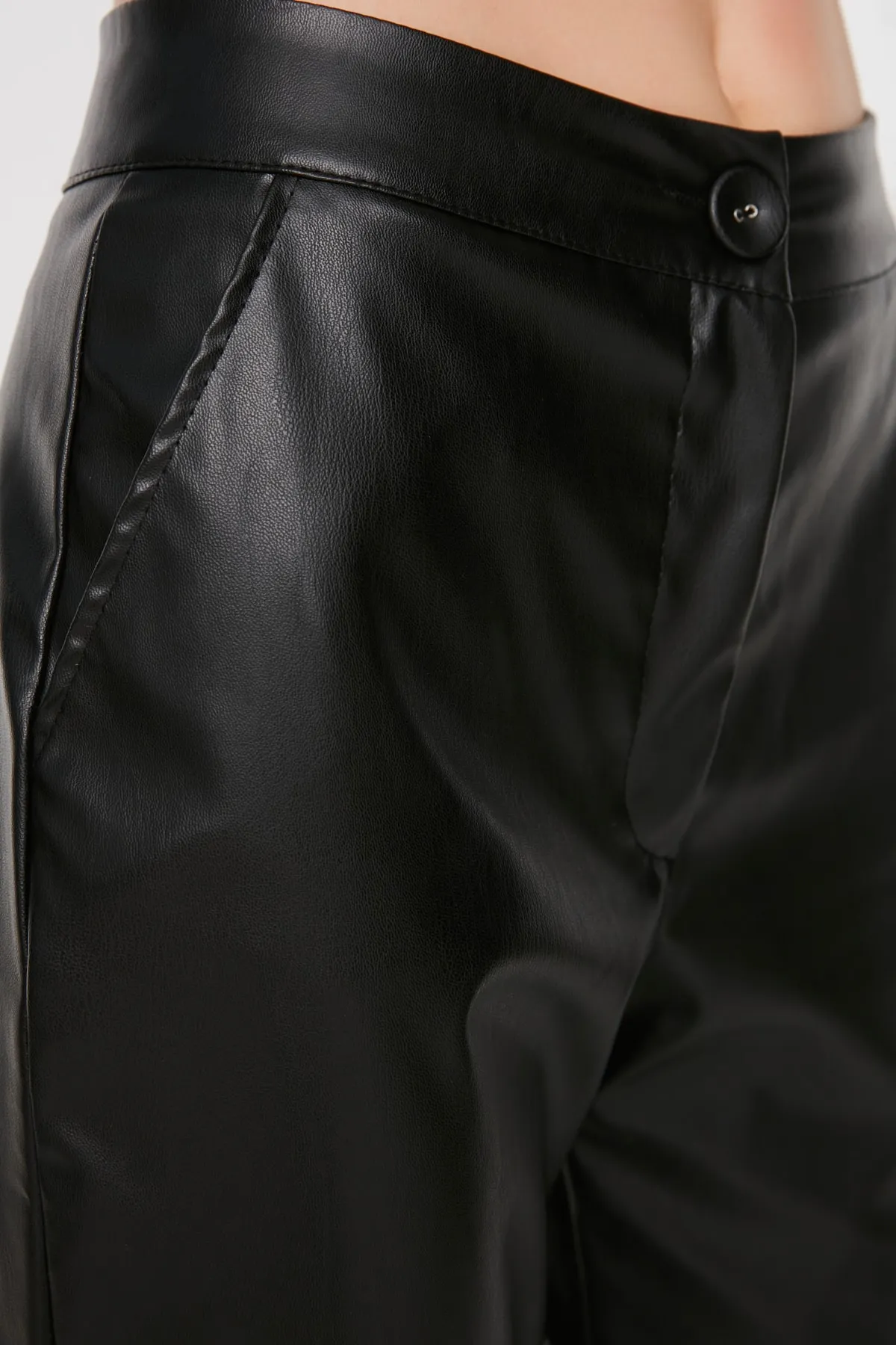 Trendyol Collection  Schwarze Zigarette gewebte Kunstlederhose TWOAW22PL0290