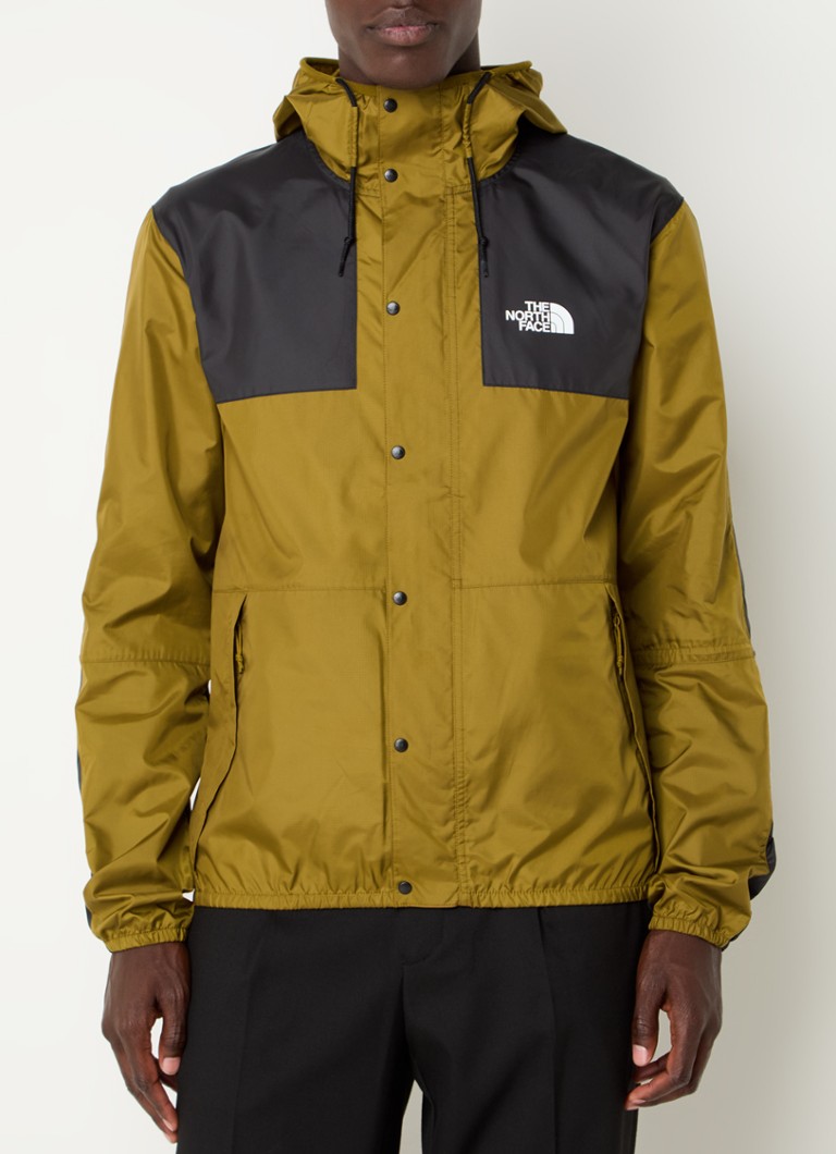 Vjetrovka The North Face s kapuljačom i džepovima na patentnom zatvaraču