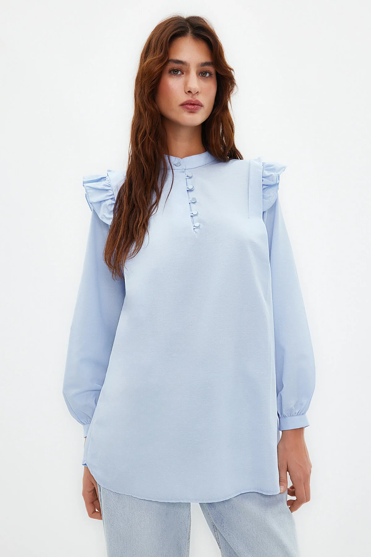 Trendyol Modest  Hellblaues, gewebtes Hemd aus Baumwollmischung mit Rüschen und Details TCTSS24UK00005