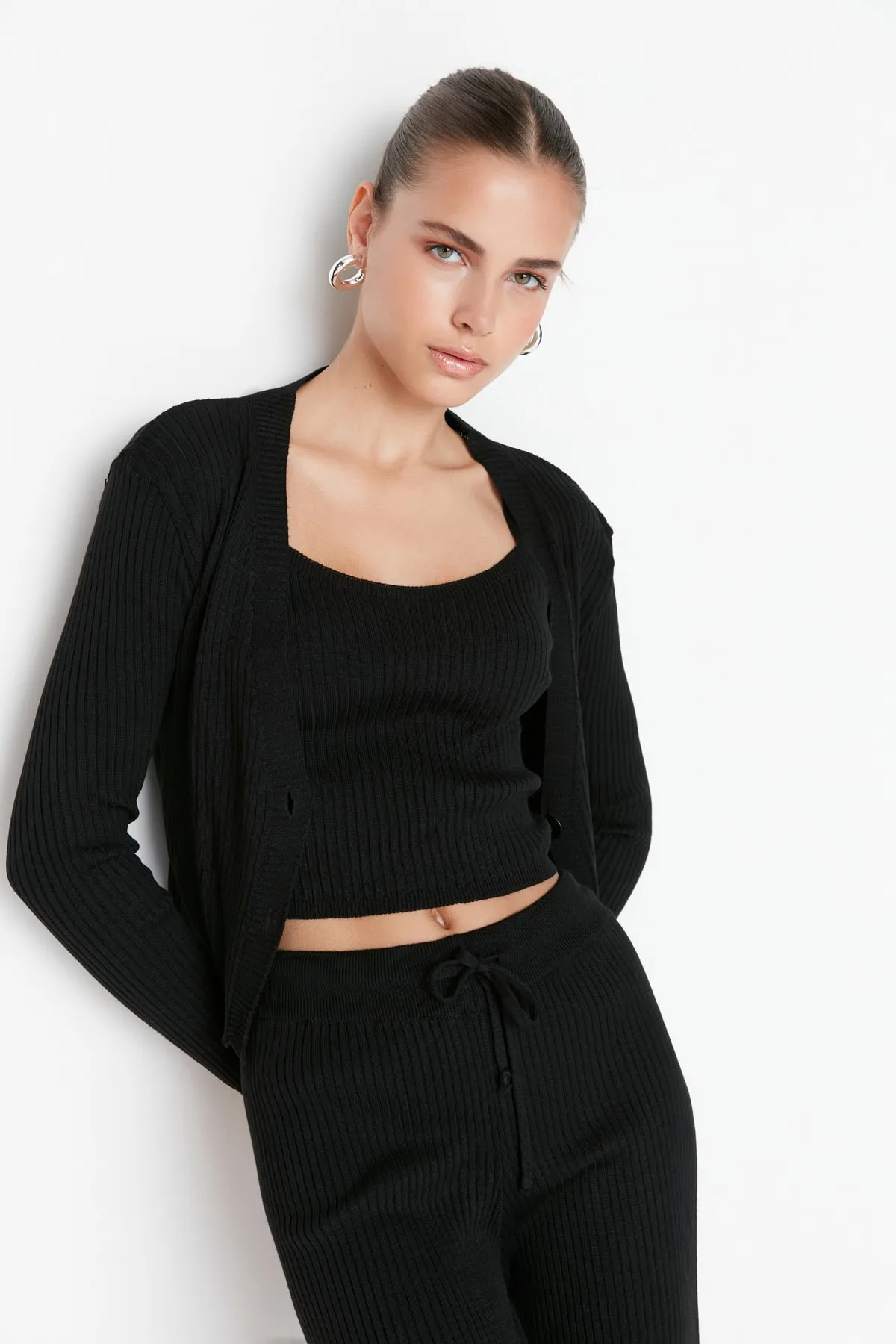 Trendyol Collection  Schwarzes Wicked-Set aus Bluse, Strickjacke und Hose, Strickoberteil und -unterteil TWOAW22AU0006
