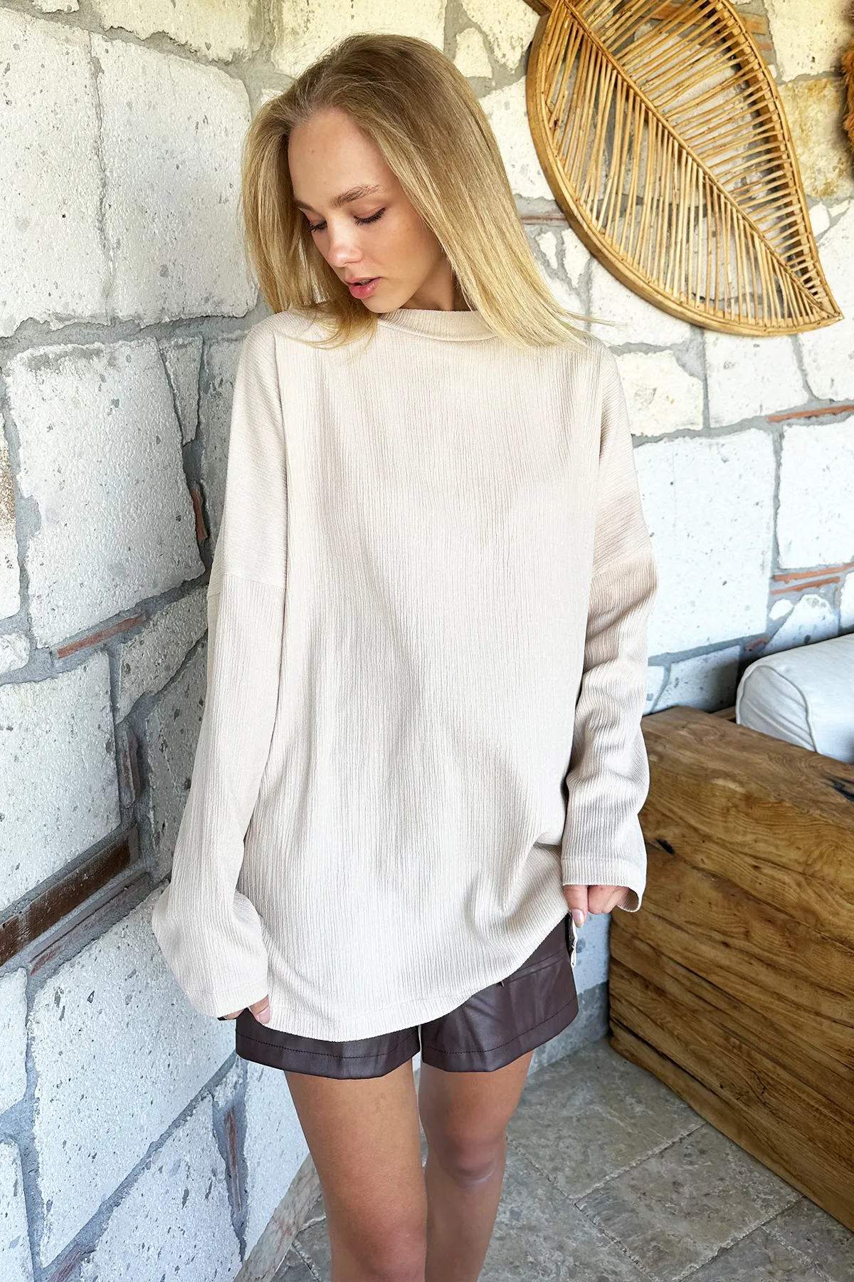 Trend Alaçatı Stili  Beigefarbene, saisonale Basic-Bluse für Damen mit Rundhalsausschnitt und Seitenschlitzen in Übergröße ALC-X9035