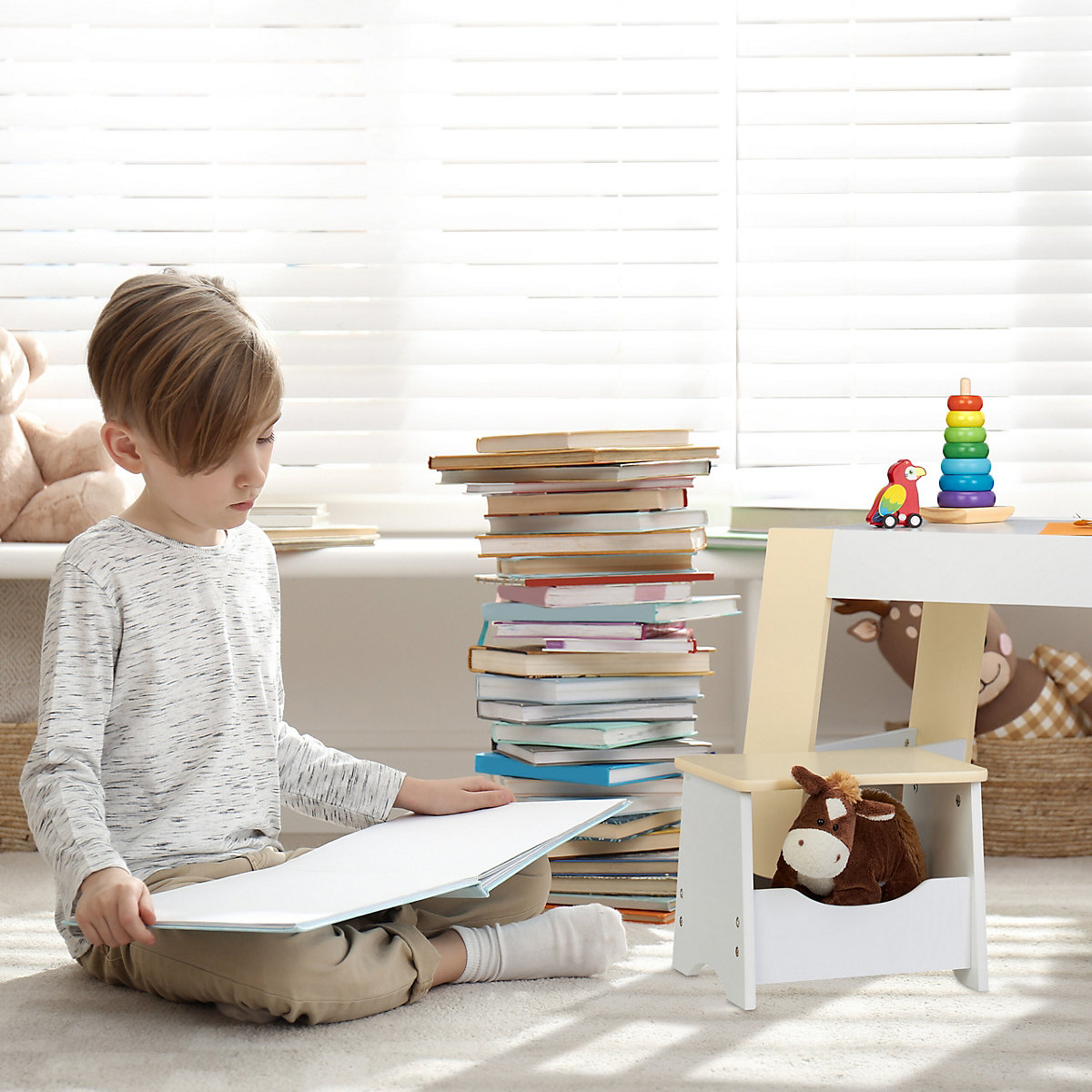 Kindersitzgruppe aus Hocker und Tisch