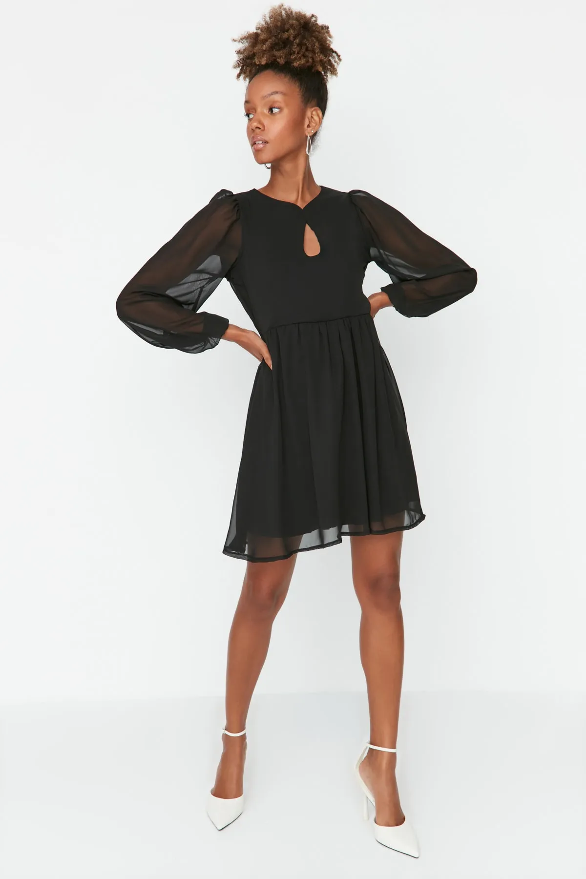 Trendyol Collection  Schwarzes Minikleid aus Chiffon mit Futter TWOAW23EL00846