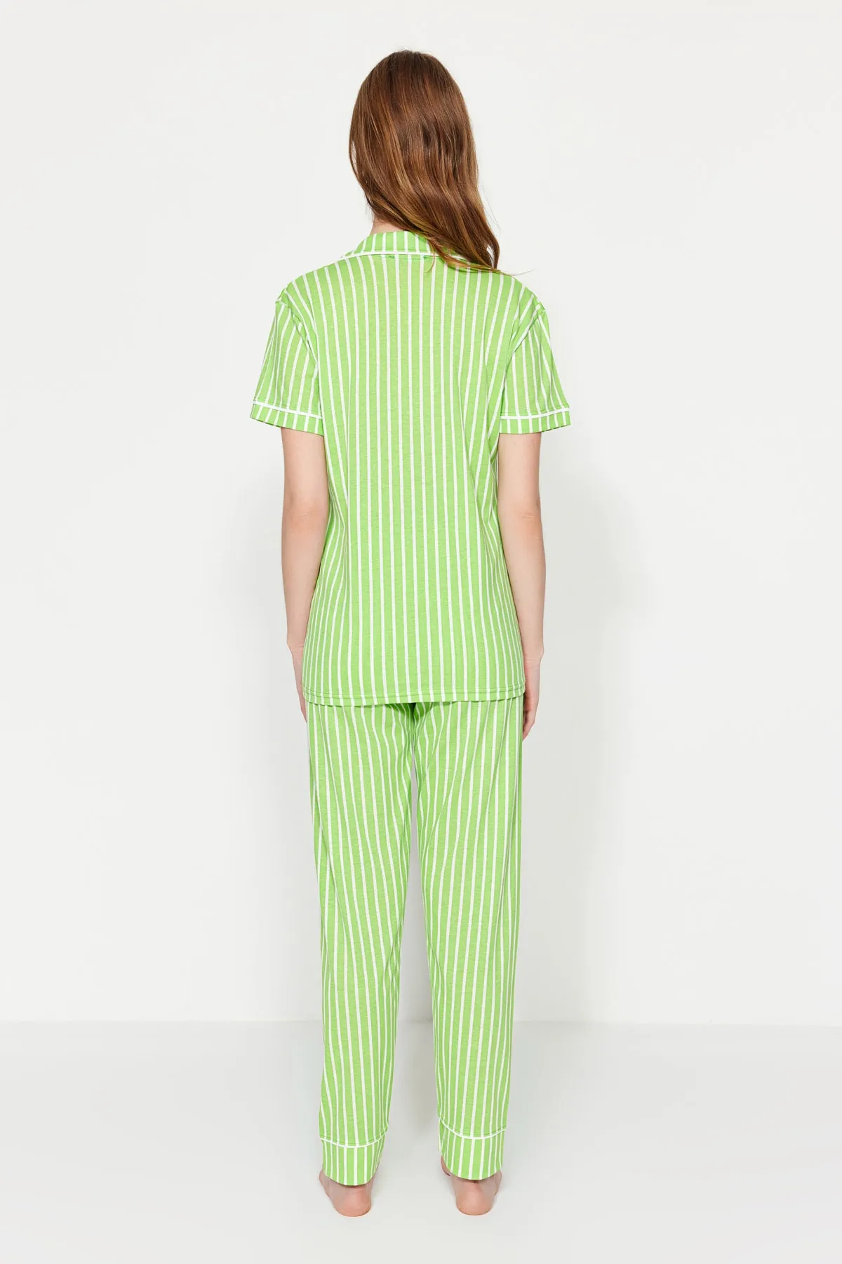 Trendyol Collection  Gestricktes Pyjama-Set mit Hemd und Hose aus grüner Baumwolle mit gestreiftem Tiermuster THMSS21PT0878