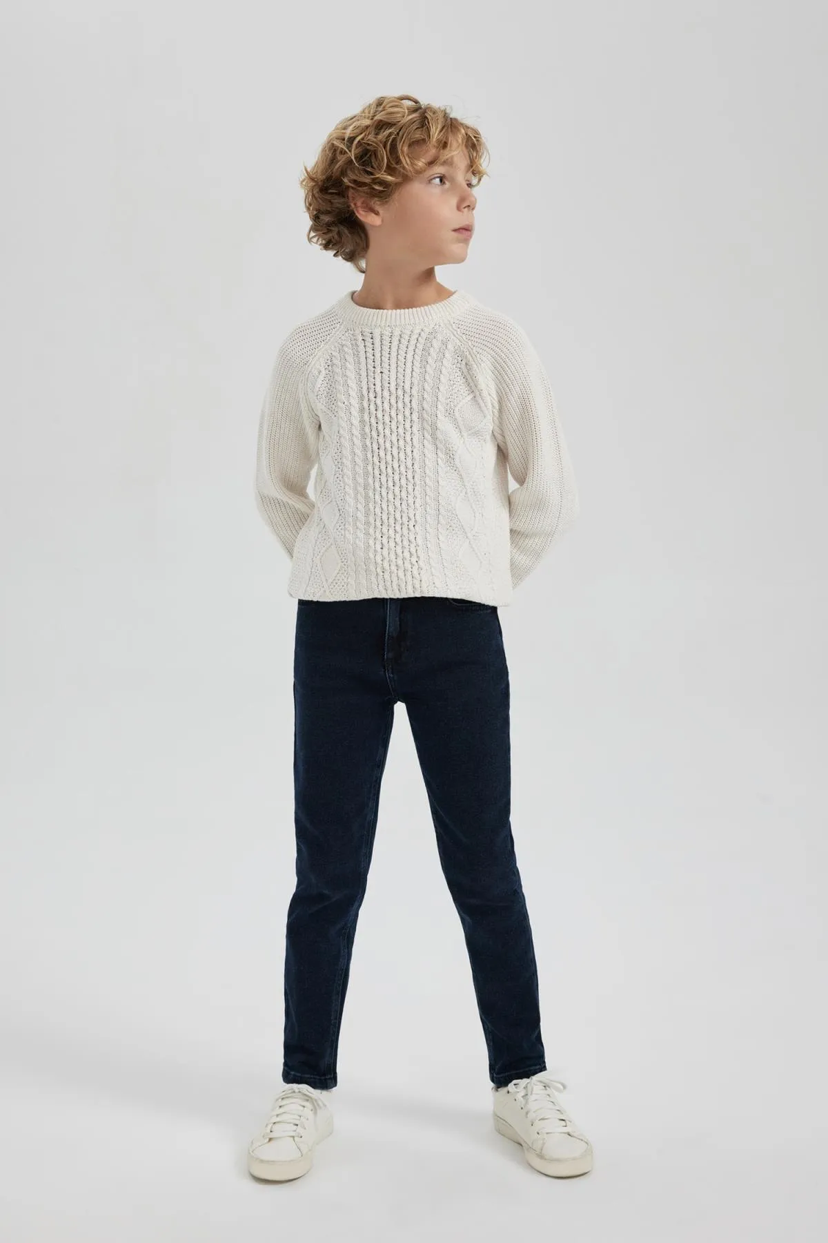 DeFacto  Strickpullover für Jungen mit normaler Passform und Rundhalsausschnitt