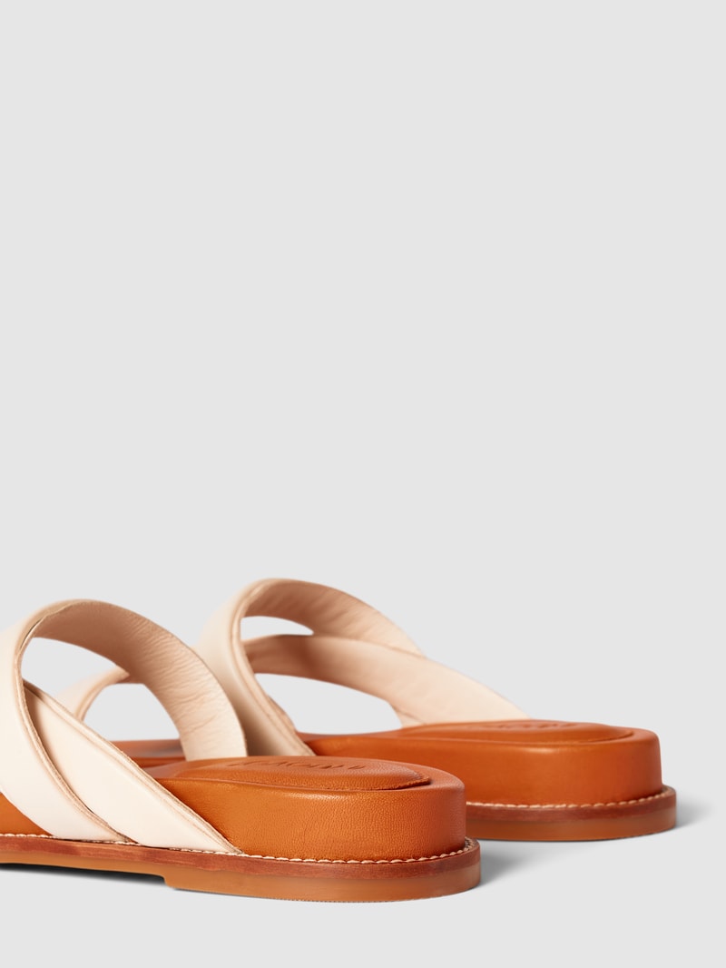 Sandalen mit gekreuzten Riemen in sand