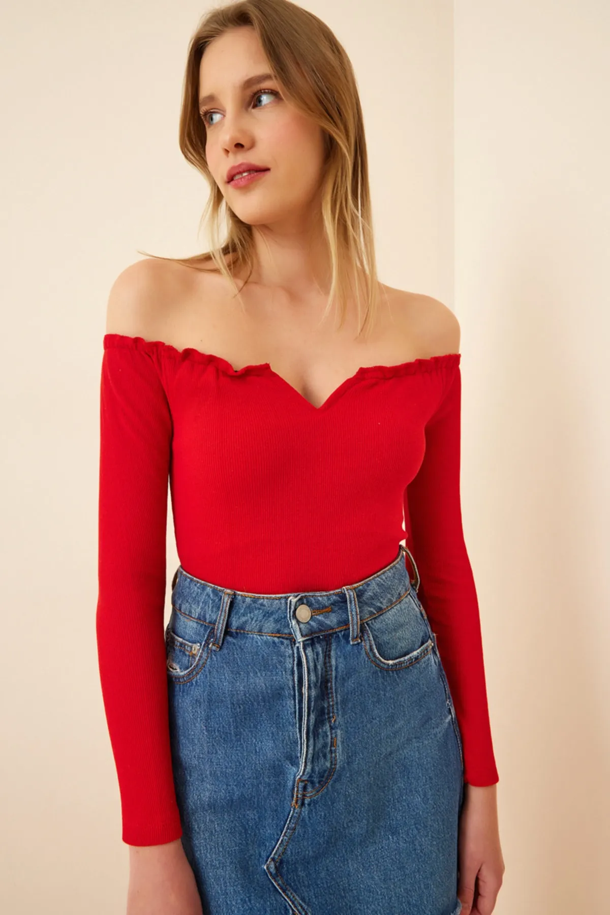 Happiness İstanbul  Rote, kurze Strickbluse mit gerafftem Kragen für Damen AH00105