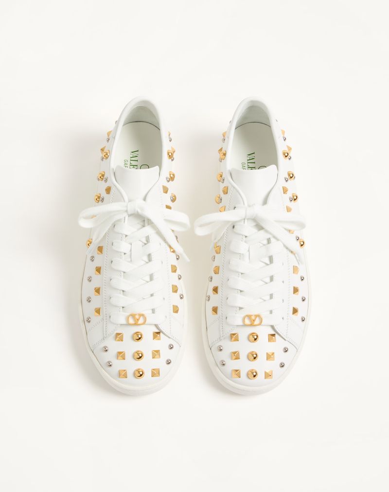 Royco sneaker van nappa kalfsleer met studs.