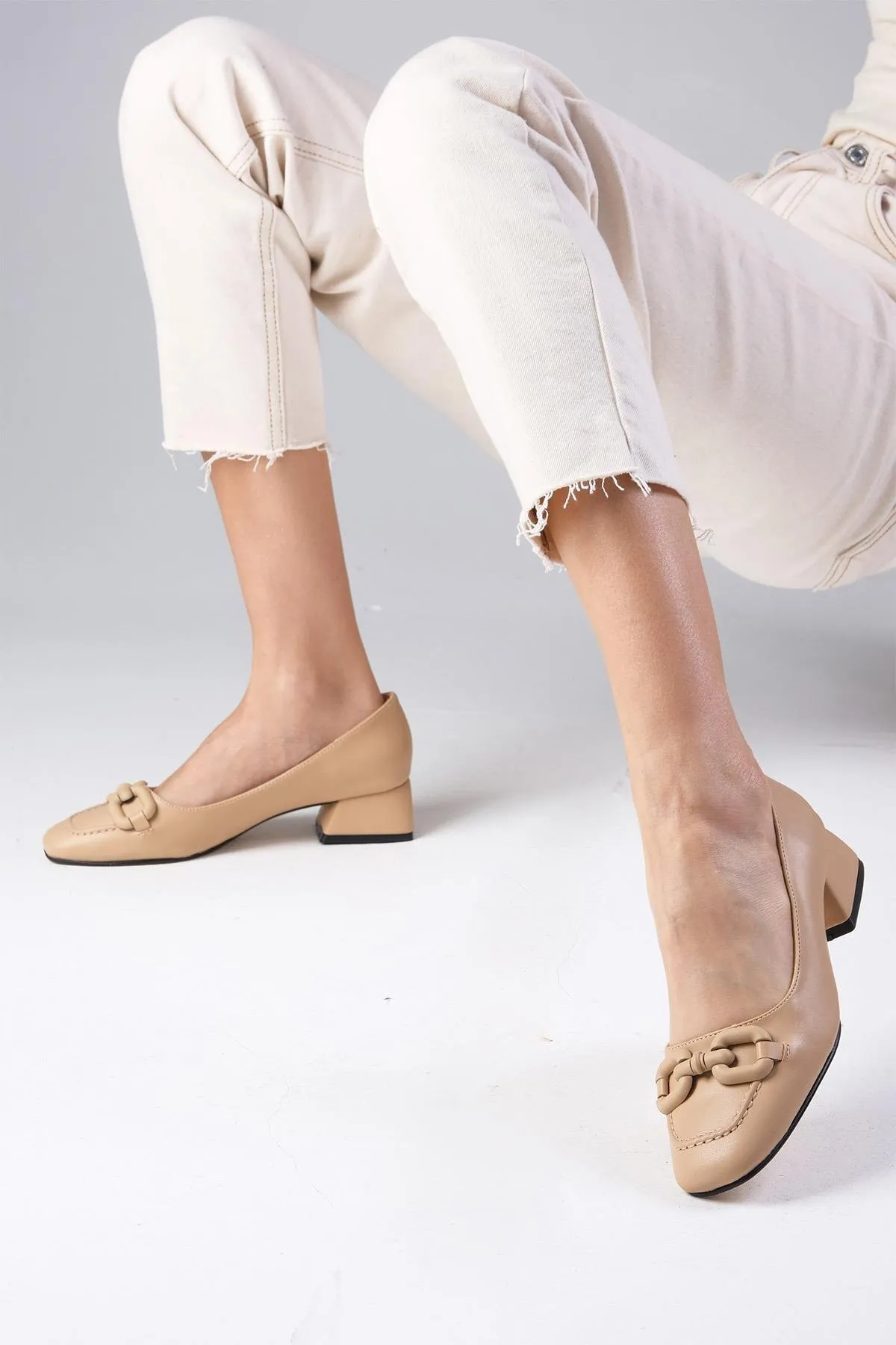 Mio Gusto  Dolly Ten Regi Damenschuhe mit kurzem Absatz und Schnallenzubehör