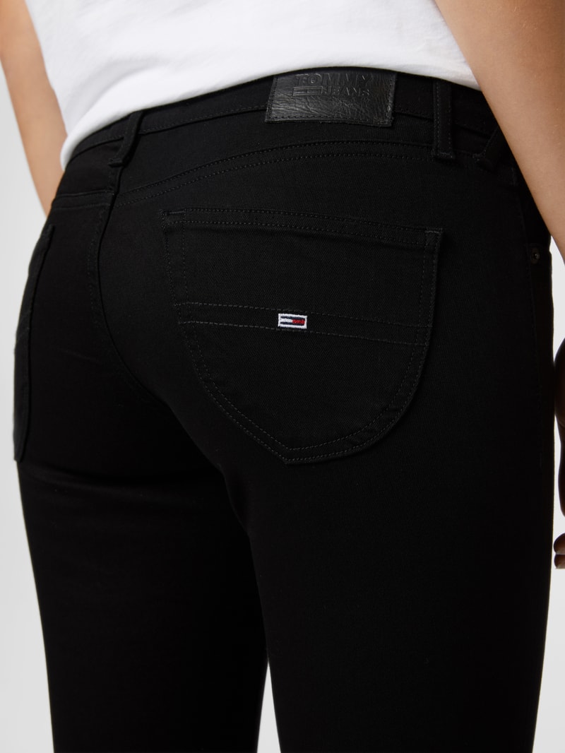 Skinny Fit Jeans mit Stretch-Anteil in schwarz