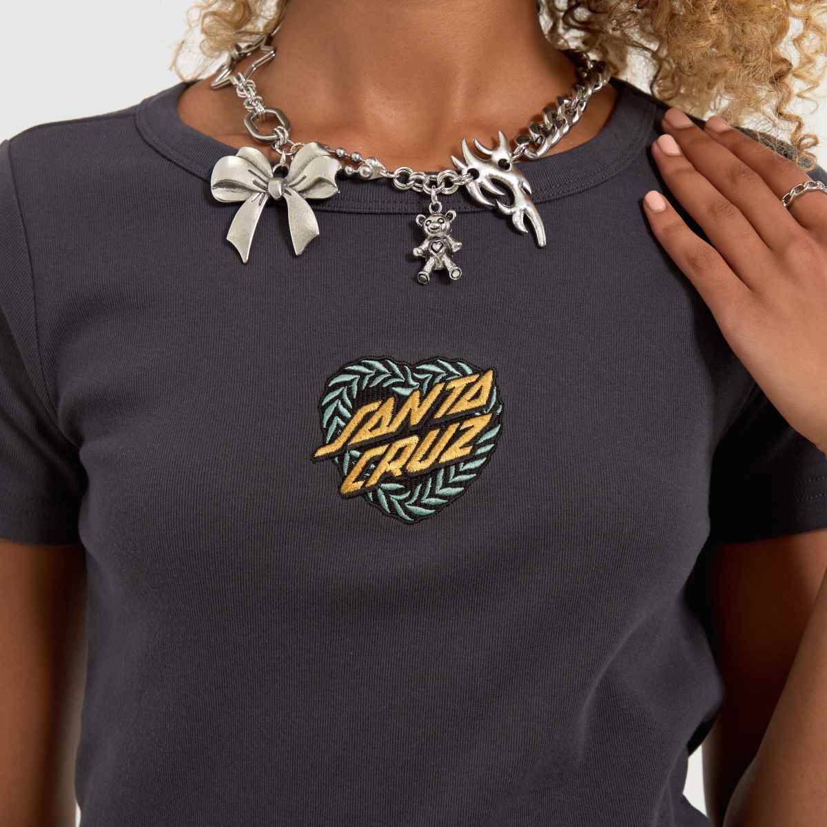 Santa Cruz – Svart t-shirt med hjärtformad krans framtill