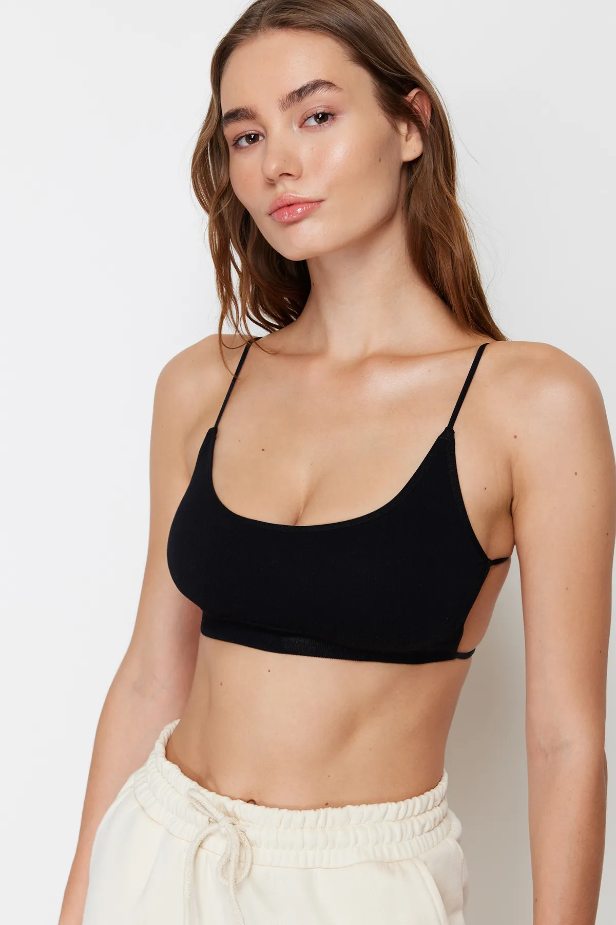 Trendyol Collection  Schwarzer nahtloser/nahtloser Bralette-Strick-BH mit Seilträgern auf der Rückseite THMAW23SU00130