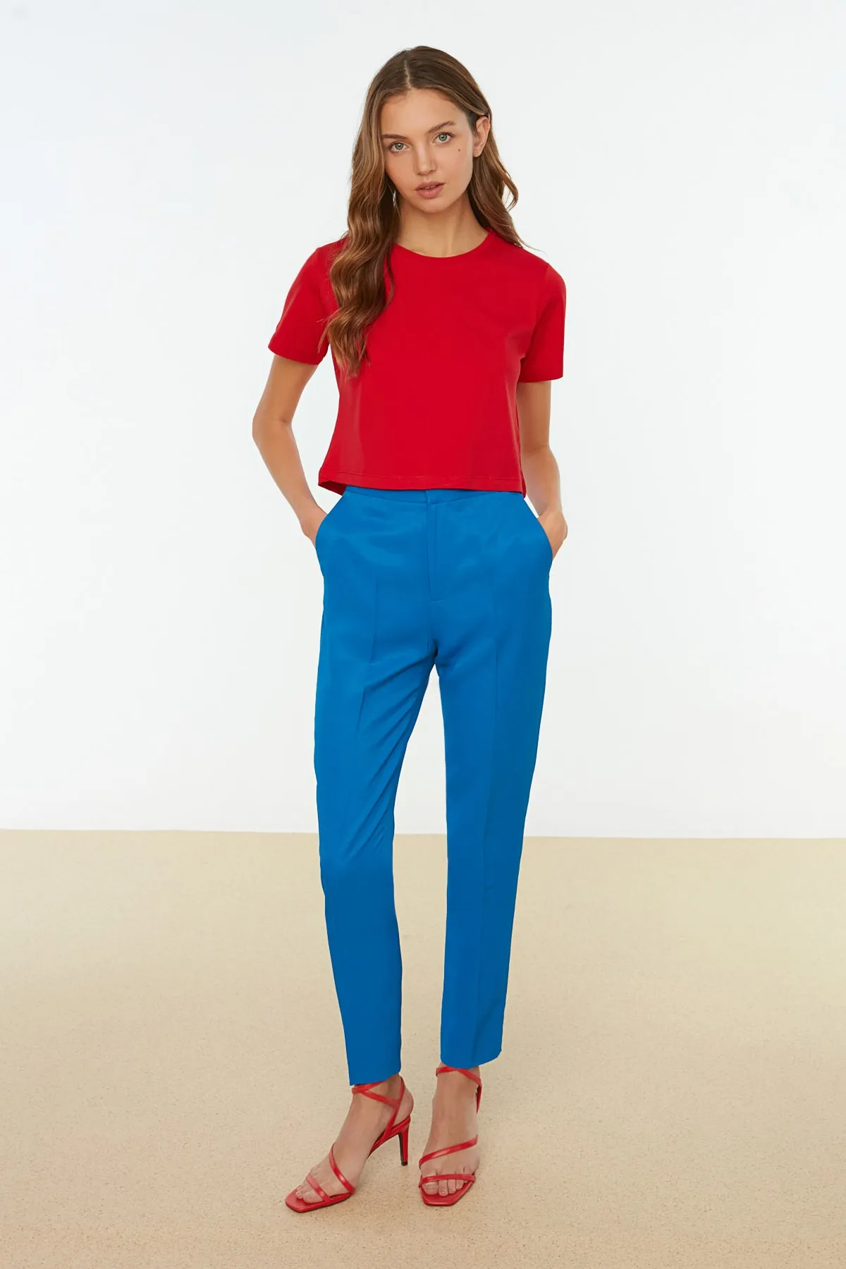 Trendyol Collection  Rotes, kurz geschnittenes Strick-T-Shirt aus 100 % Baumwolle mit Rundhalsausschnitt TWOSS20TS0135