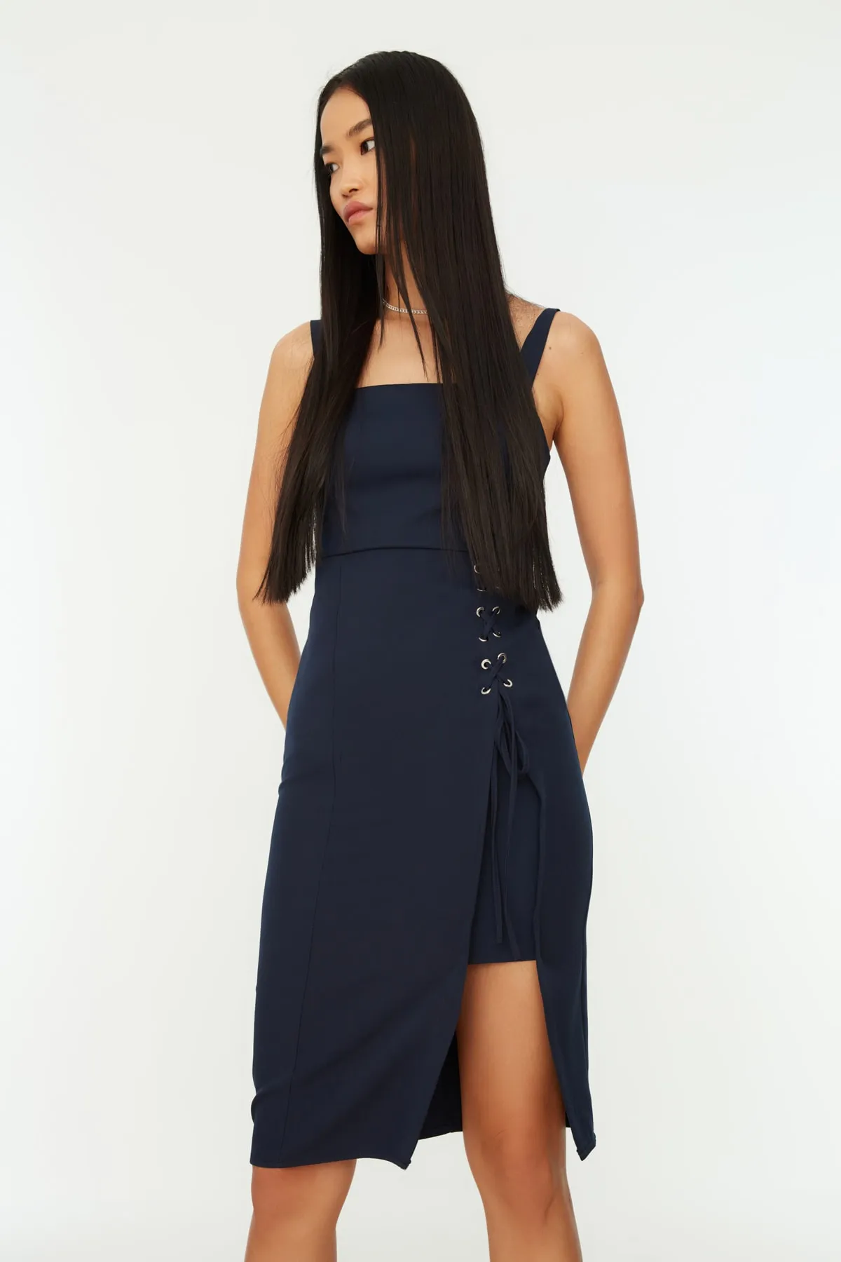 Trendyol Collection  Marineblaues, figurbetontes Midi-Webkleid mit Ösen, detailliertem Schlitz und quadratischem Kragen TWOSS19EL0079