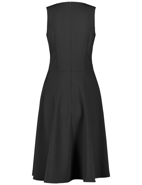 Ärmelloses Kleid mit ausgestelltem Rockteil