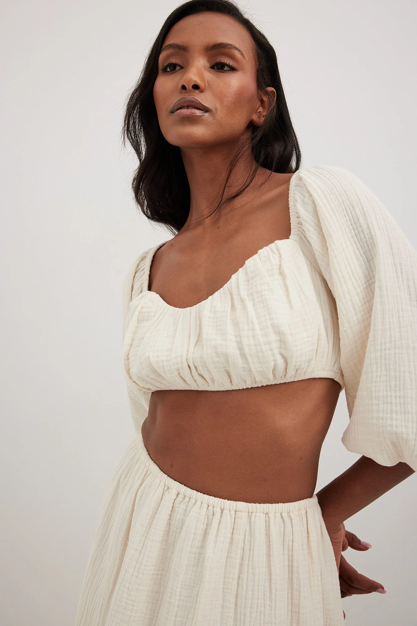 Kurze Bluse mit Puffärmeln