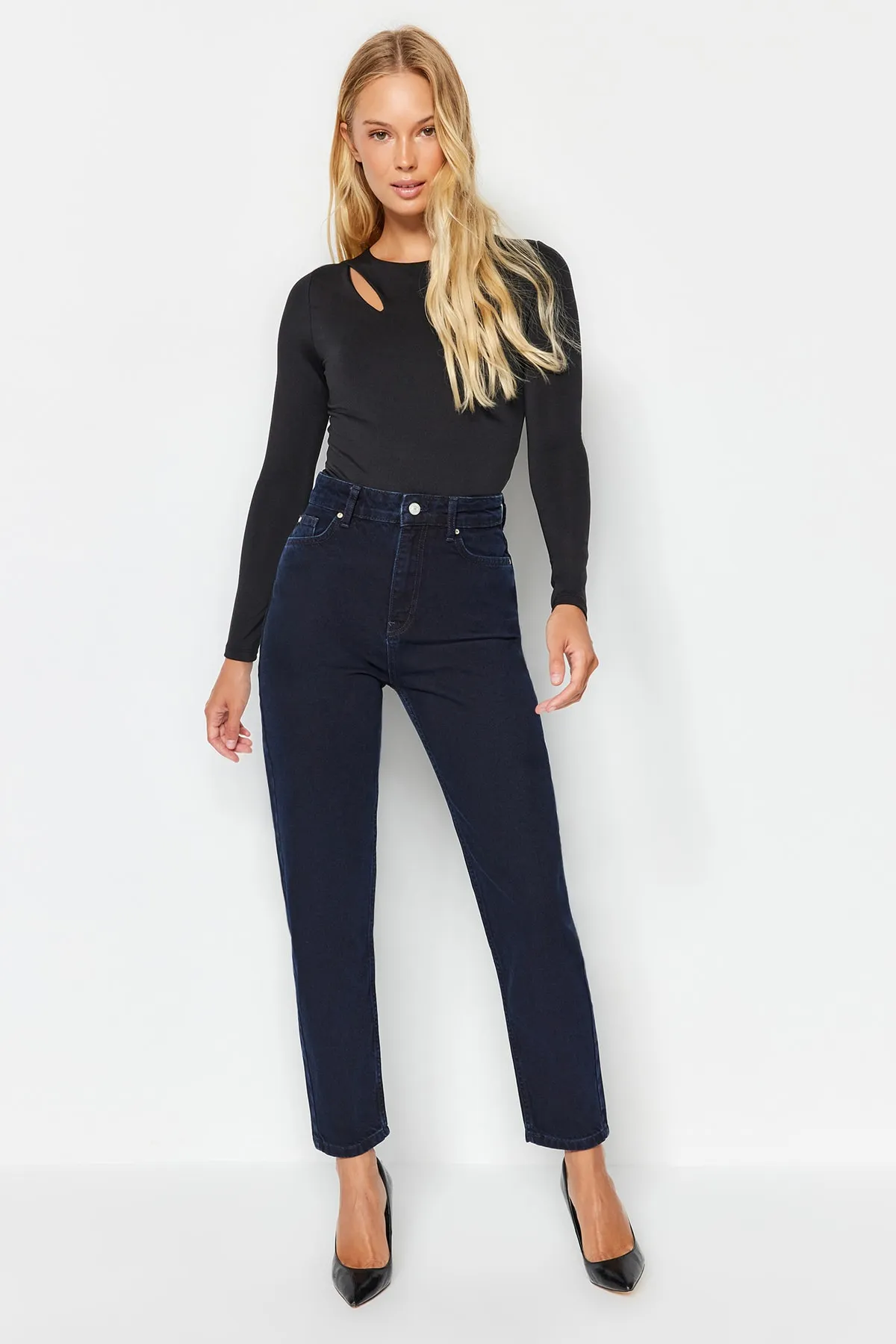 Trendyol Collection  Mitternachtsblaue Mom-Jeans mit hoher Taille TWOSS23JE00085