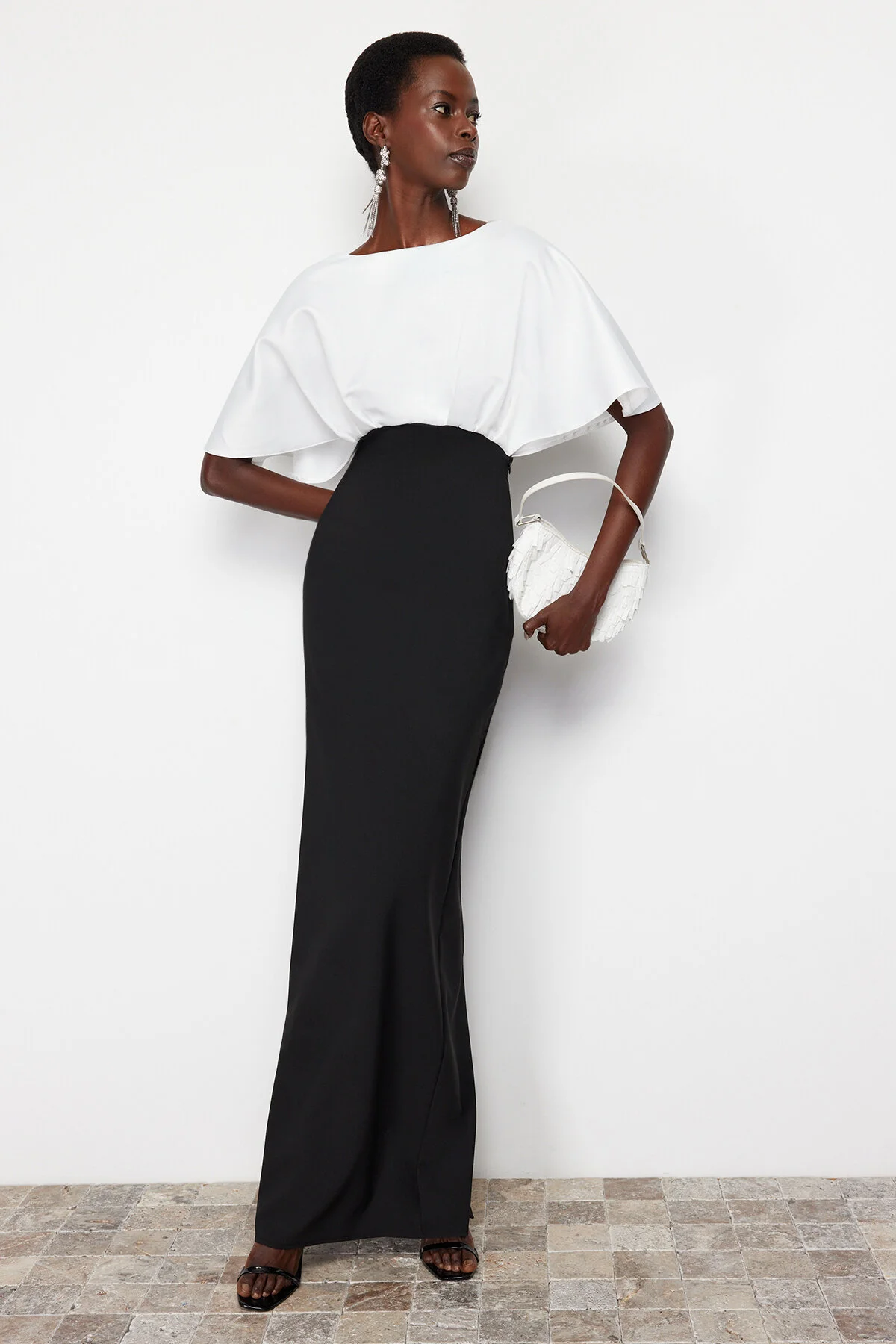Trendyol Collection  Schwarz-weißes Oberteil aus mattem Satin, langes Abendkleid TPRSS24AE00025