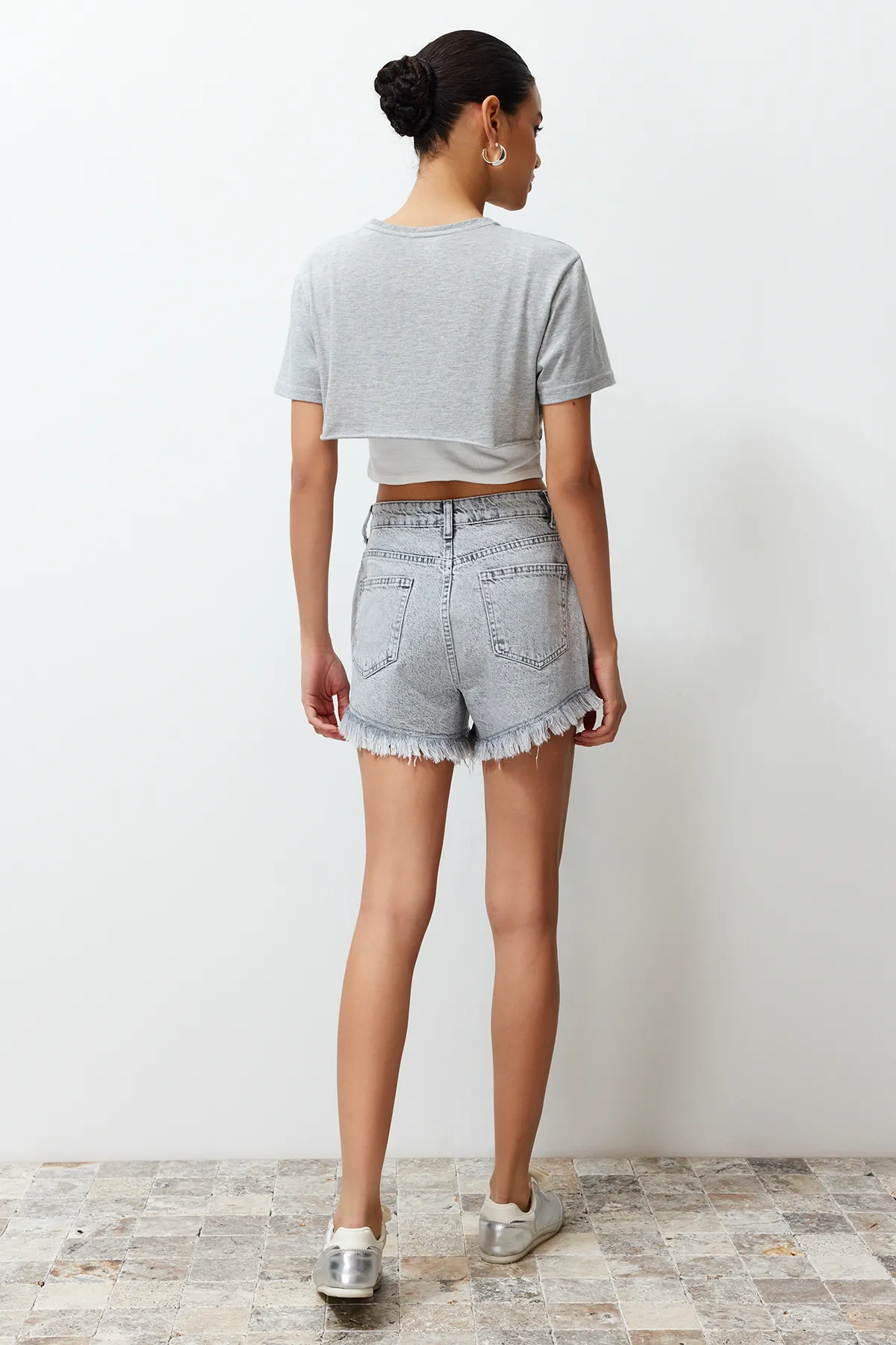 Trendyol Collection  Graue Jeansshorts mit zerrissenem Detail und hoher Taille TWOSS22SR00152