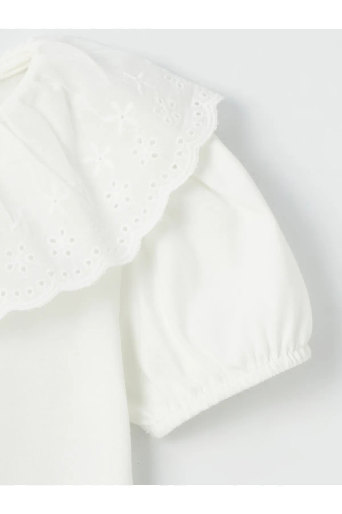 LC Waikiki  Kurzärmliges Baby-Mädchen-T-Shirt mit Rundhalsausschnitt und Stickerei