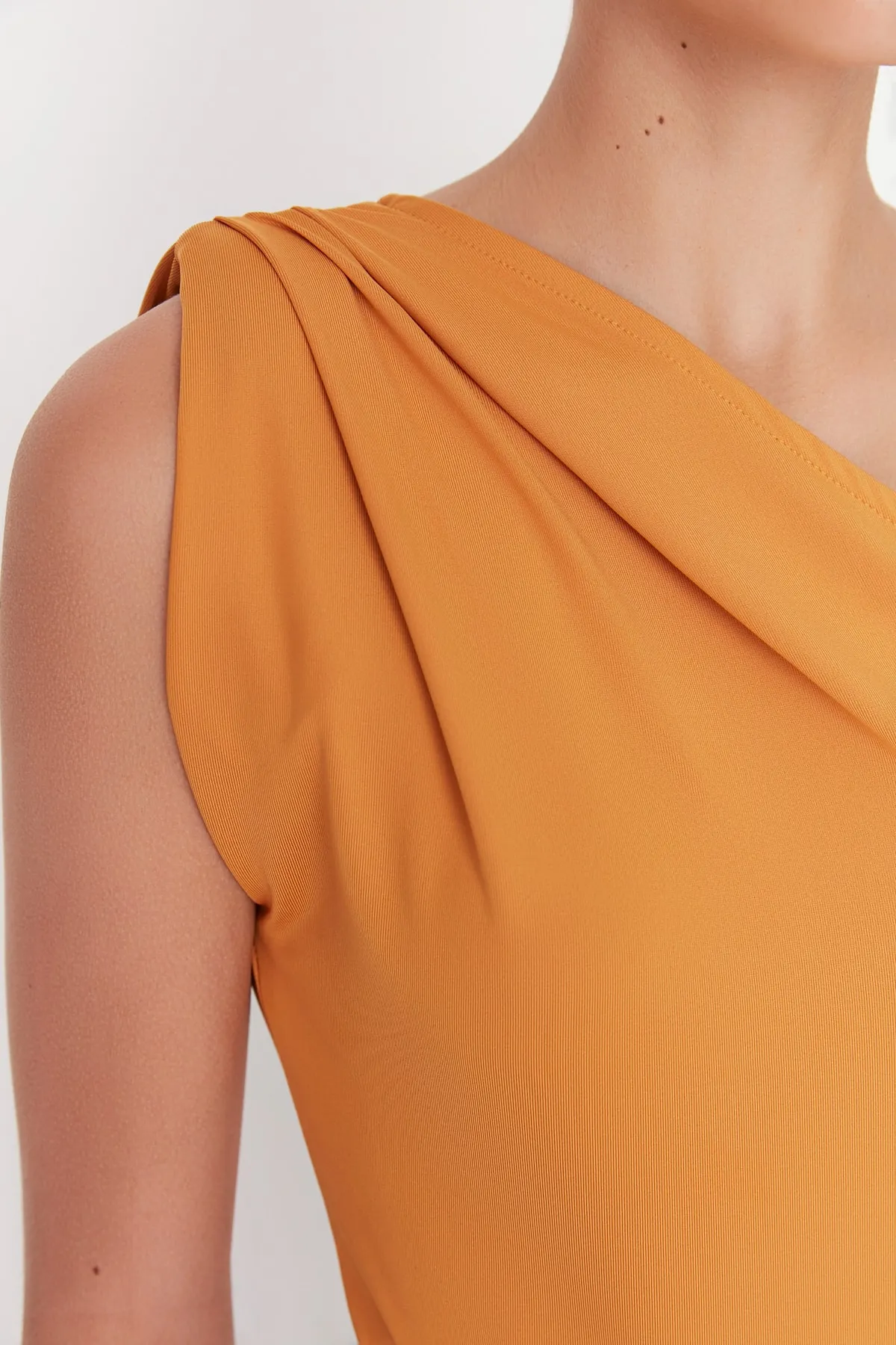 Trendyol Collection  Senfgelber, flexibler Strickbody mit asymmetrischem Kragen und Druckknopf TWOSS22BD00014