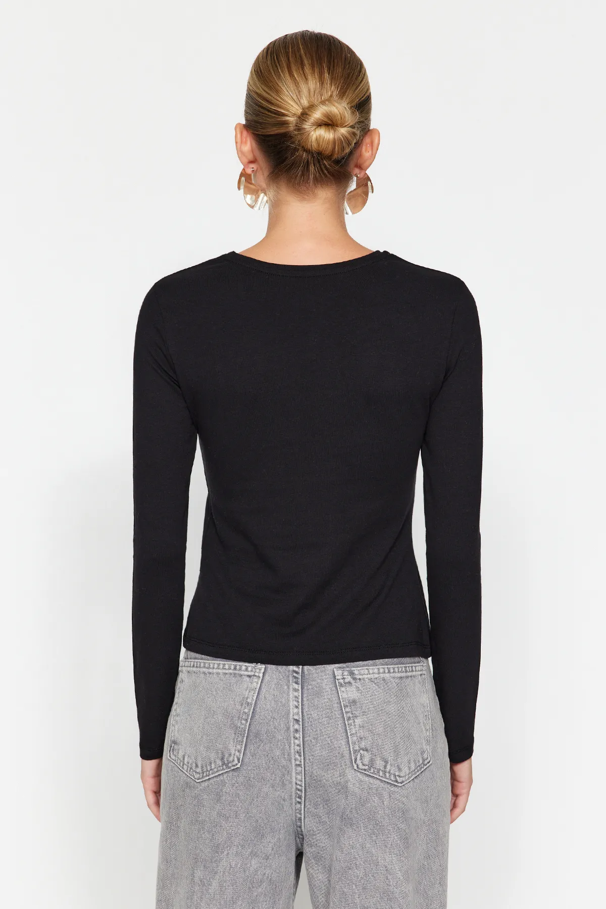Trendyol Collection  Schwarze Strickbluse aus Baumwolle mit gerafftem Rundhalsausschnitt und einfachem Schlitz und detailliertem Schnitt TWOAW24BZ00388