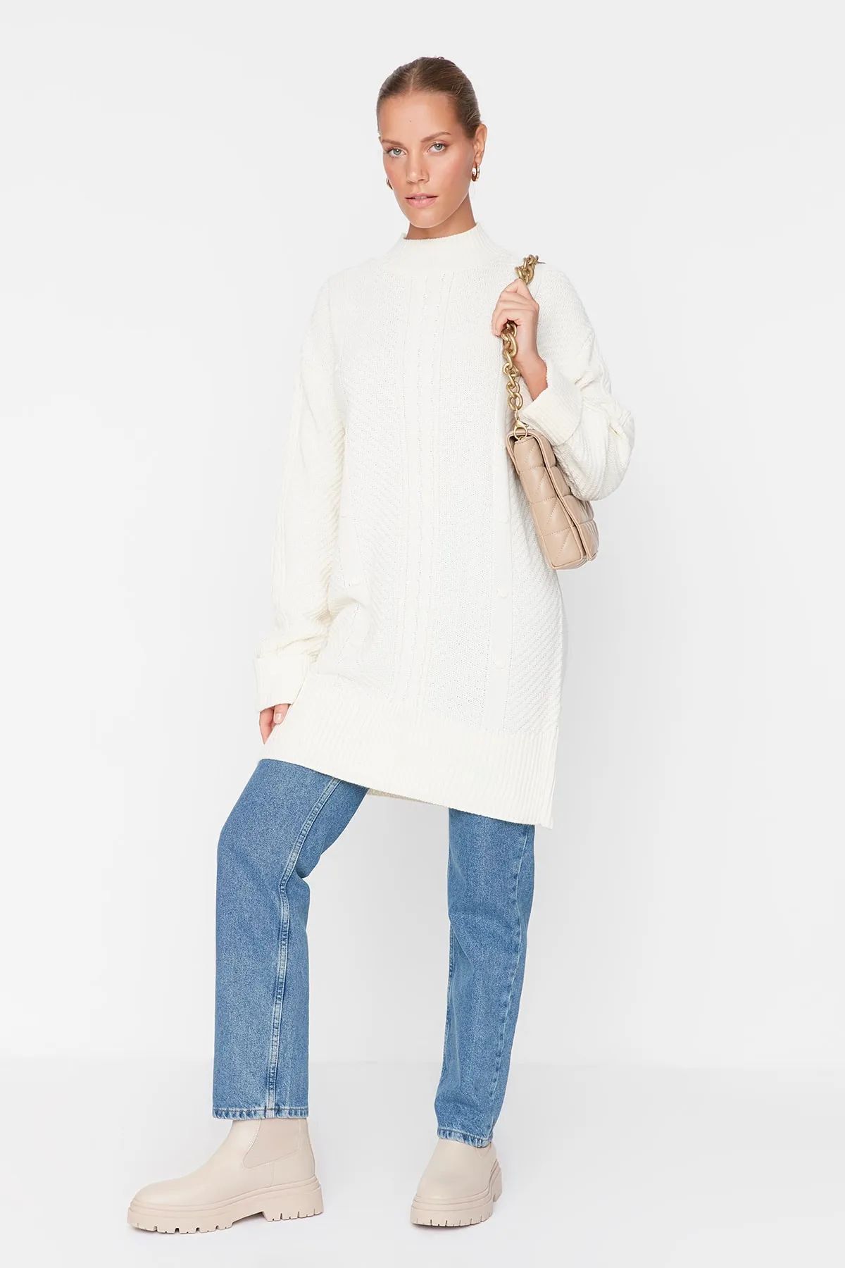 Trendyol Modest  Ecrufarbener Strickpullover mit Zopfmuster und detailliertem Muster TCTAW23KZ00071