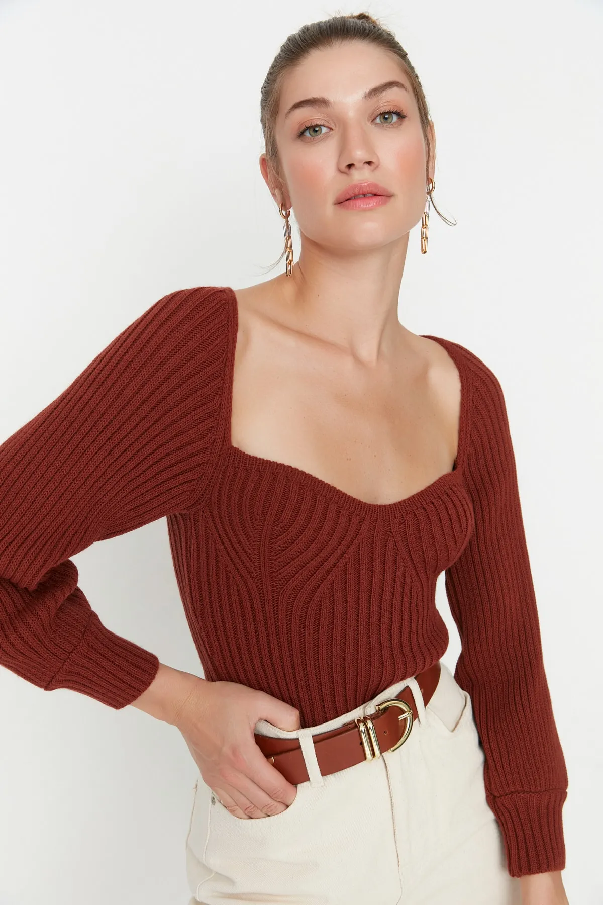 Trendyol Collection  Brauner kurzer Strickpullover mit Herzkragen TWOAW22KZ1760