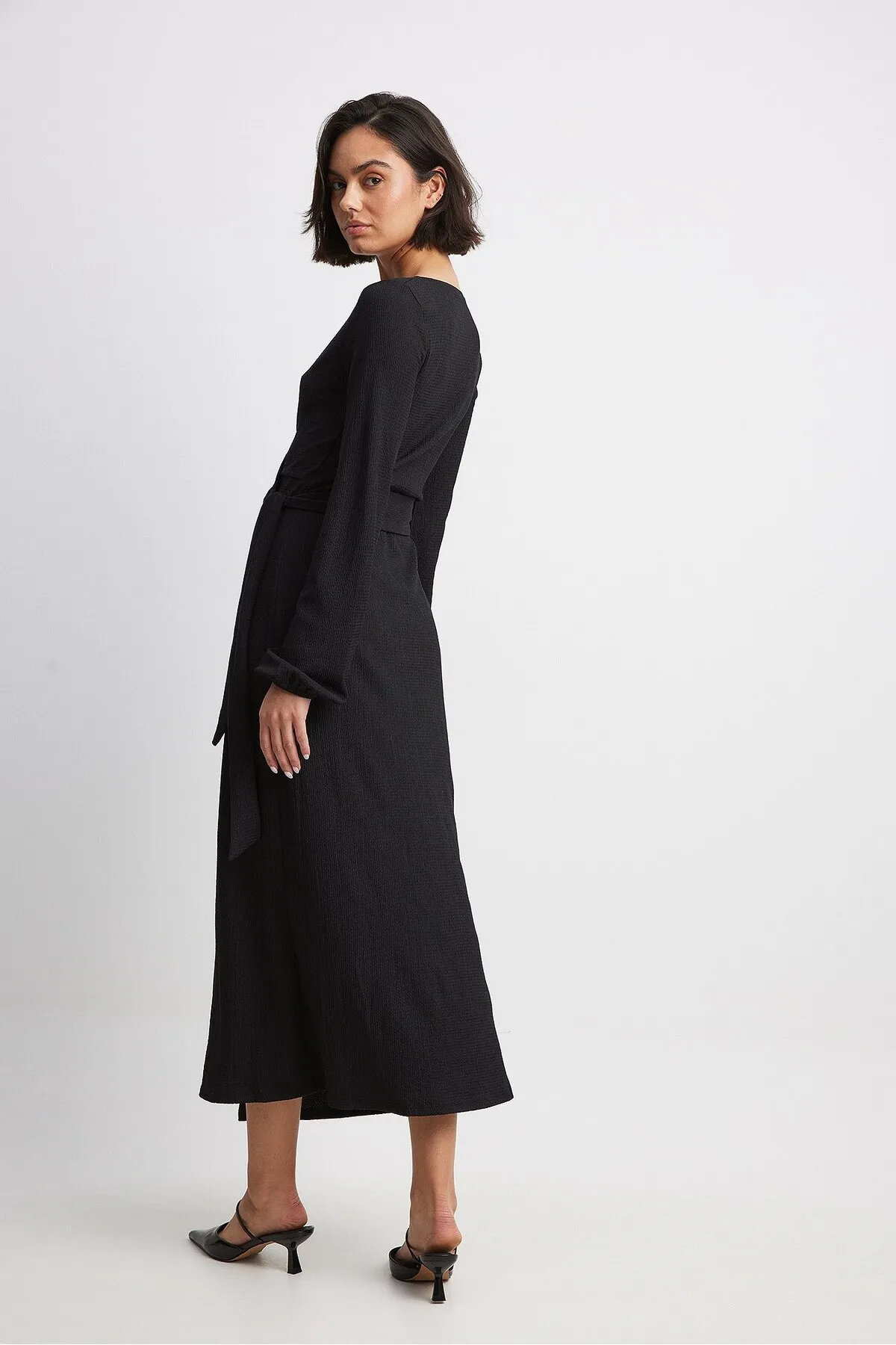 NA-KD  Strukturiertes Midi-Wickelkleid.