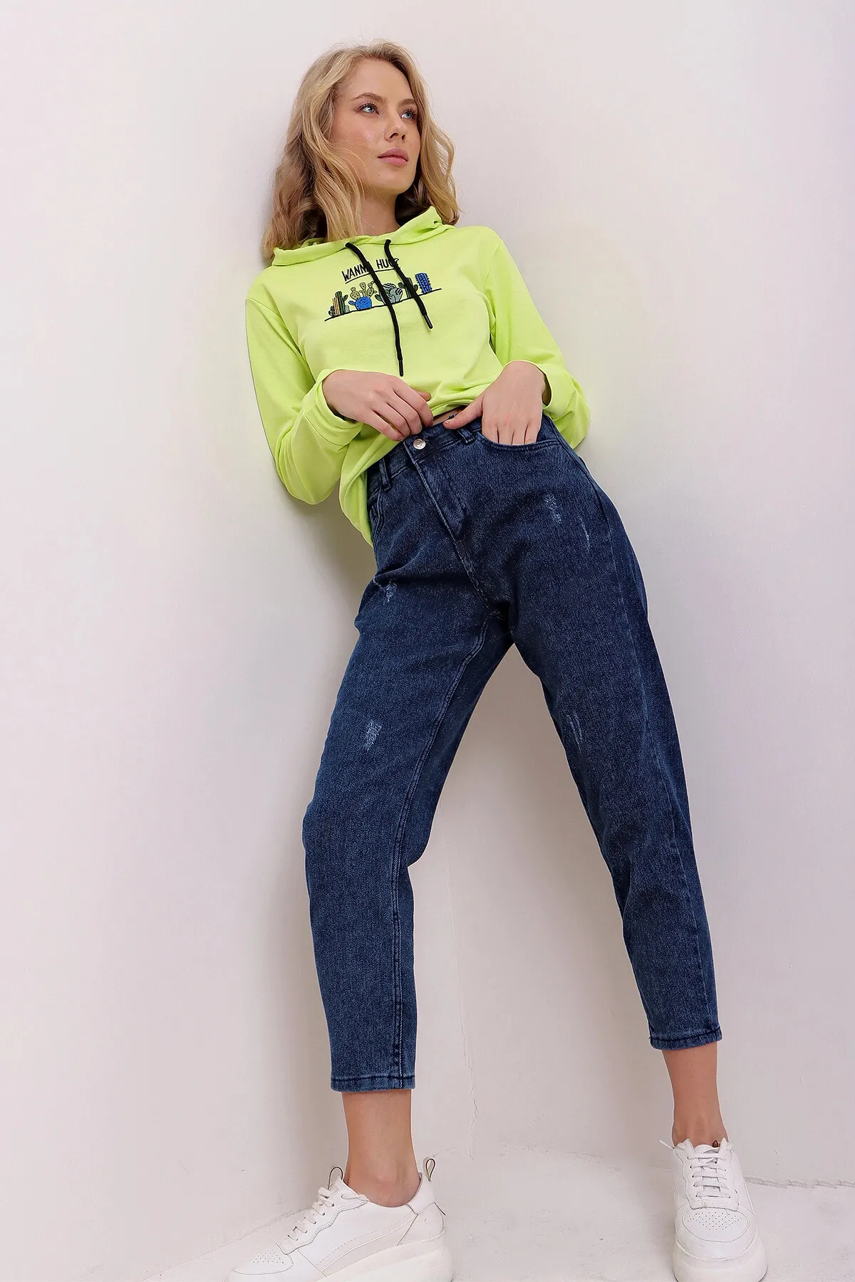 Trend Alaçatı Stili  Mom-Jeanshose aus Lycra mit hoher Taille, zerrissen und detailliert, Df00011