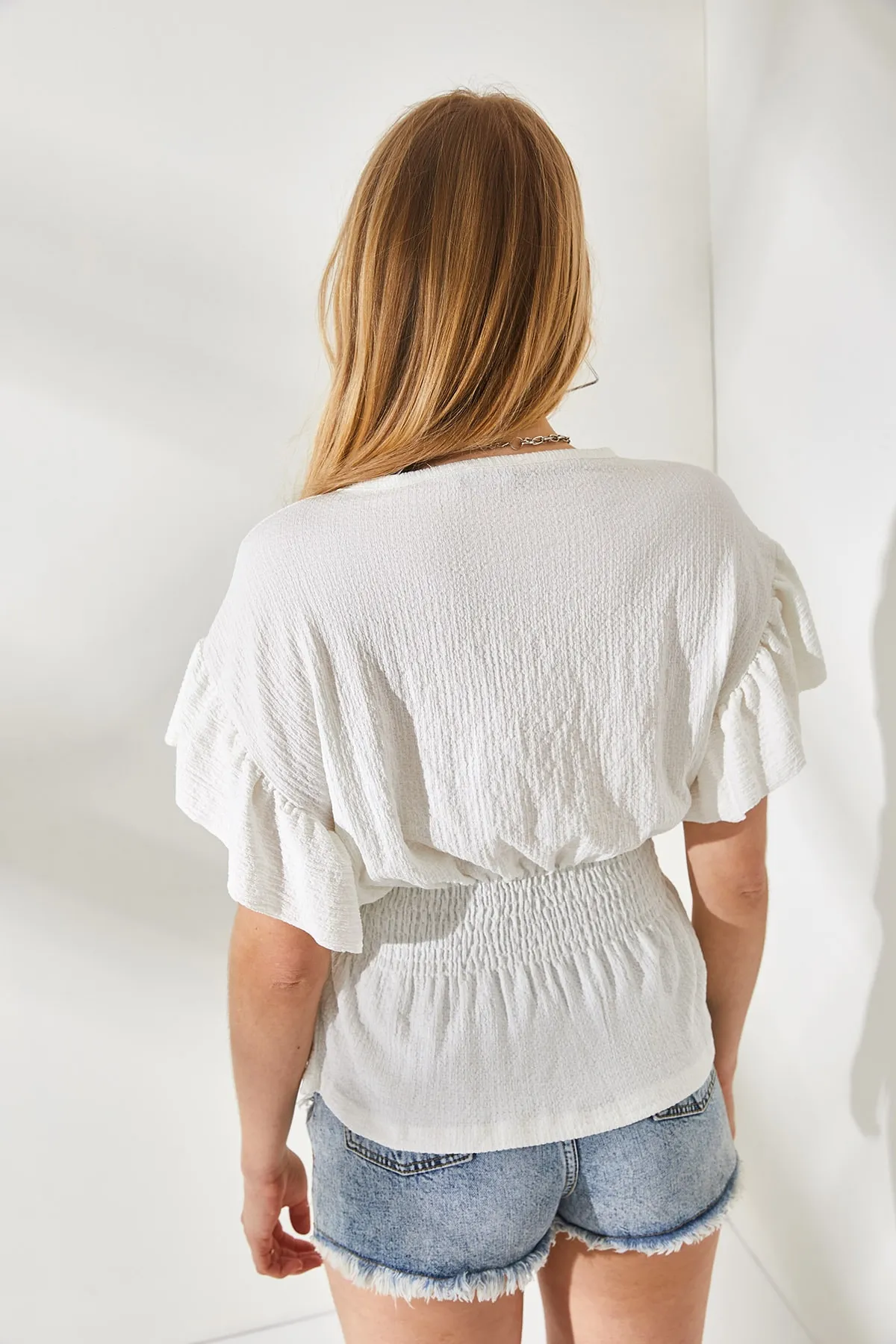 Olalook  Weiße Fledermausbluse für Damen mit elastischem Bund und Rüschenärmeln BLZ-19002201